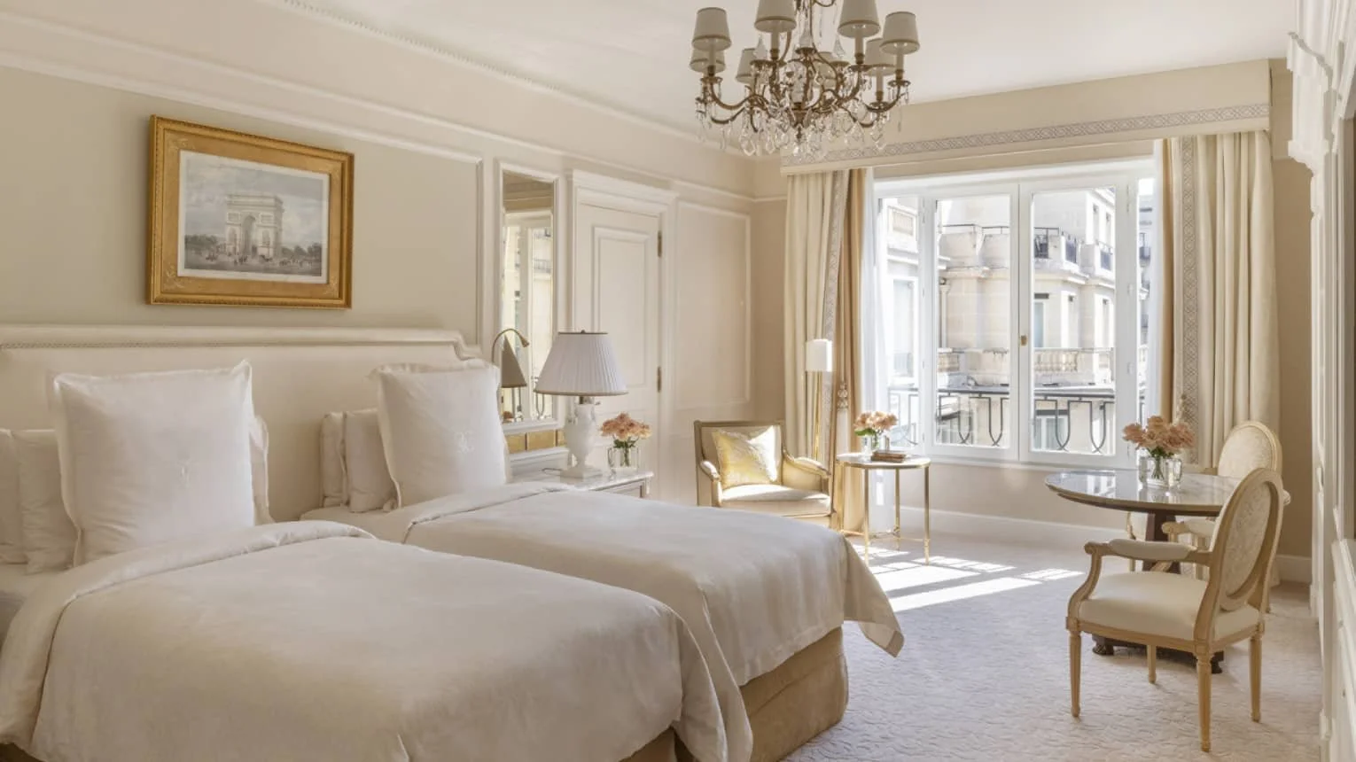 Une légende Parisienne, des terrasses surplombant la ville lumière et trois restaurants étoilés