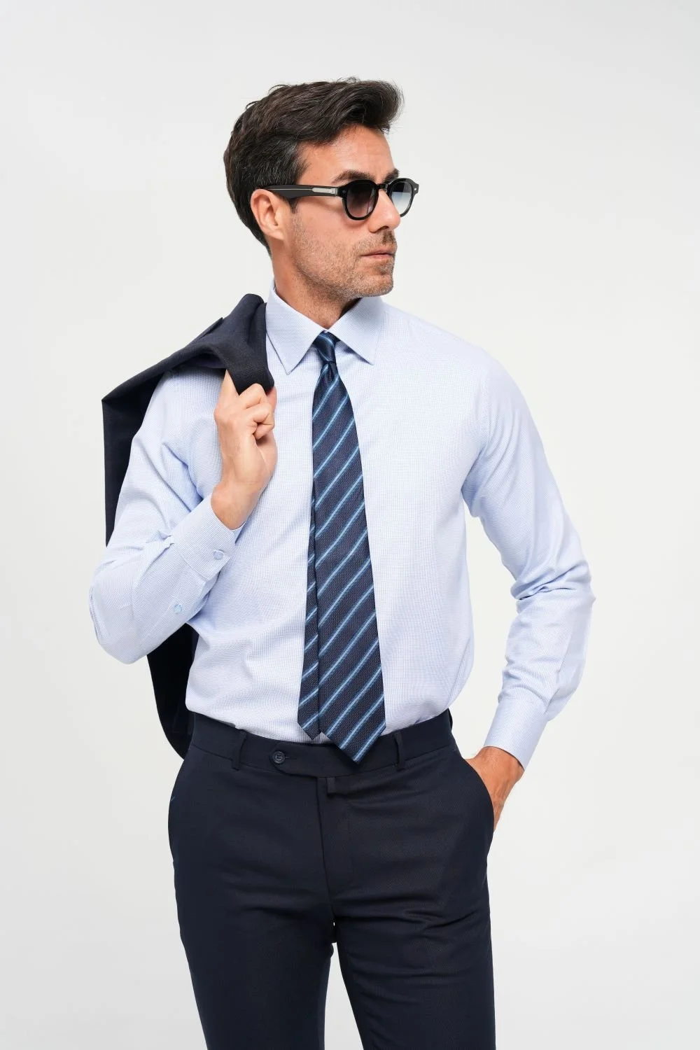 Producent koszul męskich private label: proces produkcji, MOQ i terminy realizacji