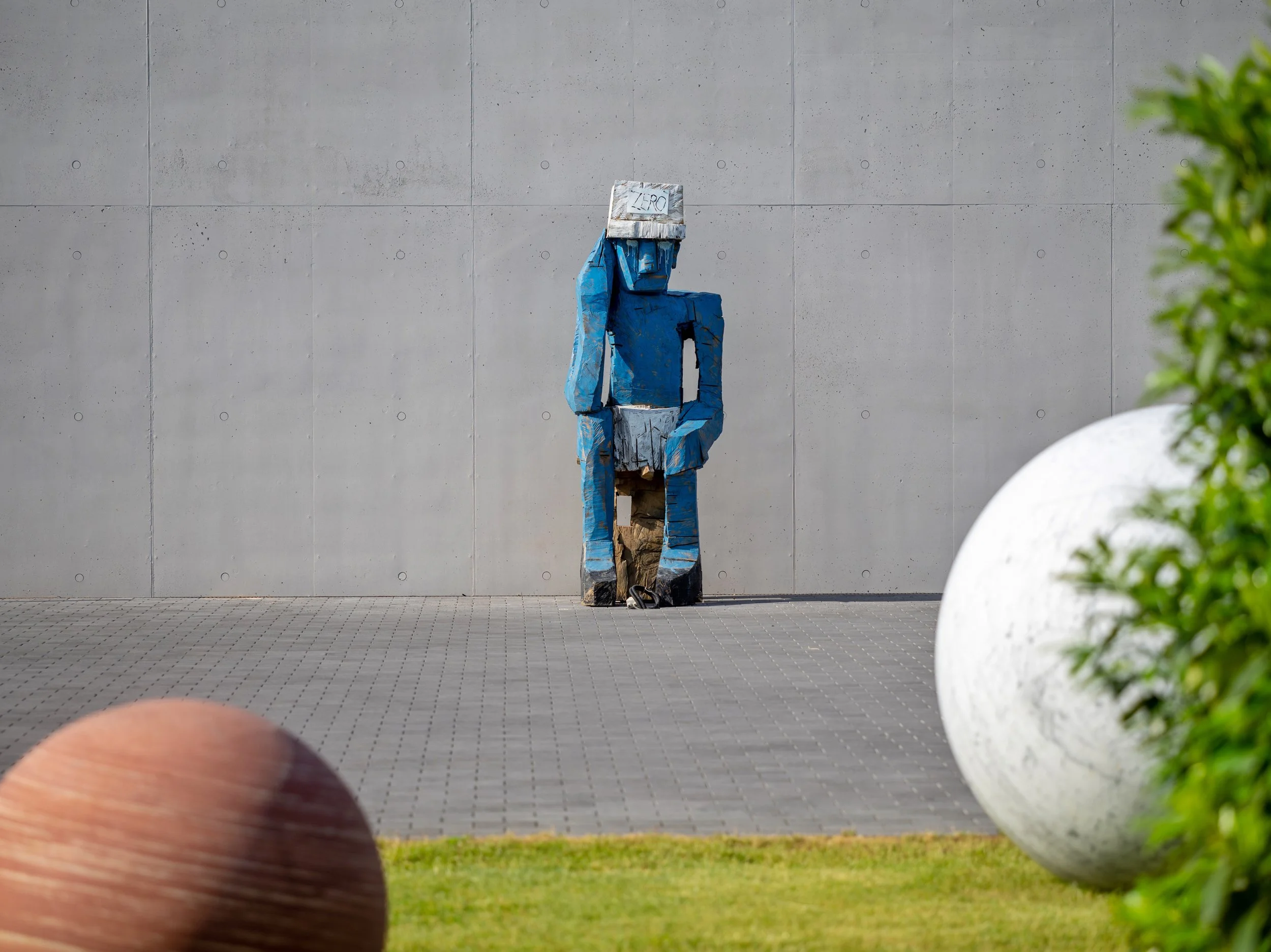 A work by Georg Baselitz in the sculpture garden of the Pohl Collection