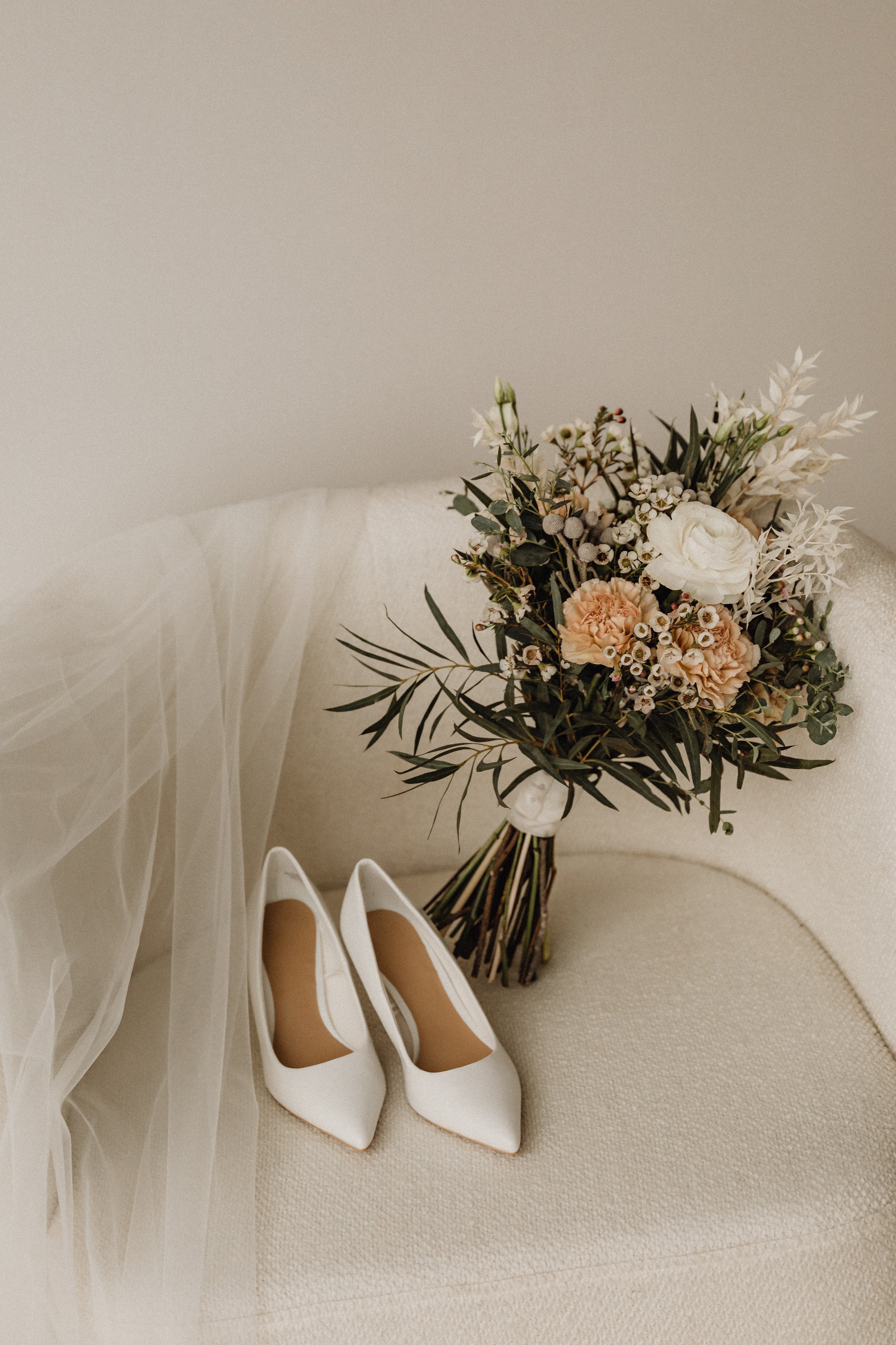 kaboompics_wedding-white-heeled-shoes-bouquet-of-flowers-veil-31904.jpg