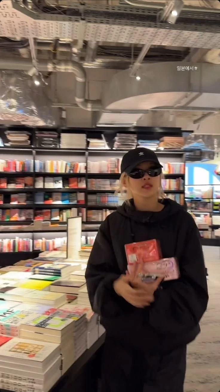 Rose BlackPink In Bookstore - The Muse Library.jpeg