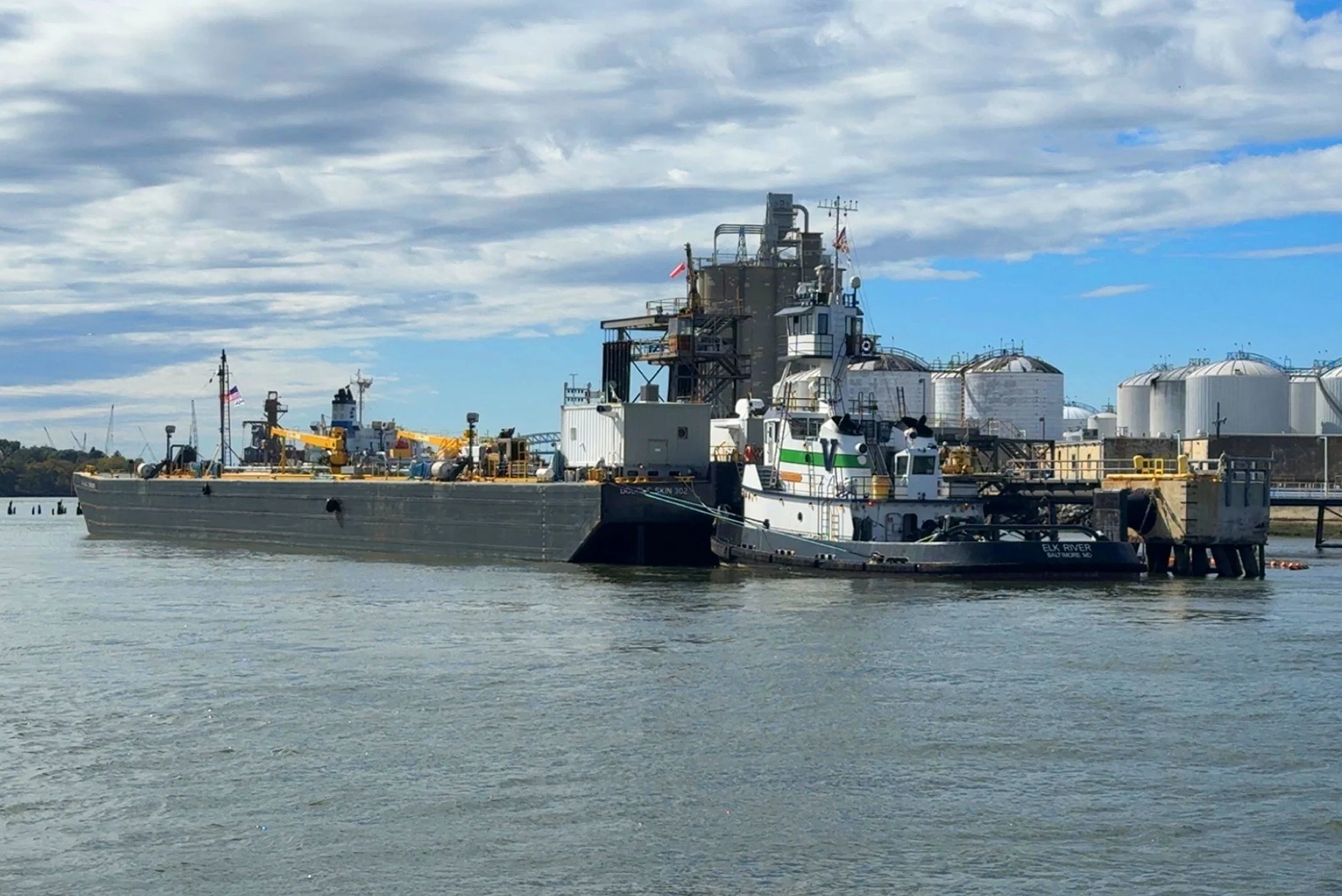 Vane Brothers' 3,000-hp tug ELK RIVER with the barge Double Skin 302 in NY. [Photo by Josh Brantley] #TheVaneBrothersCompany #Tugboat #Barge #ElkRiver