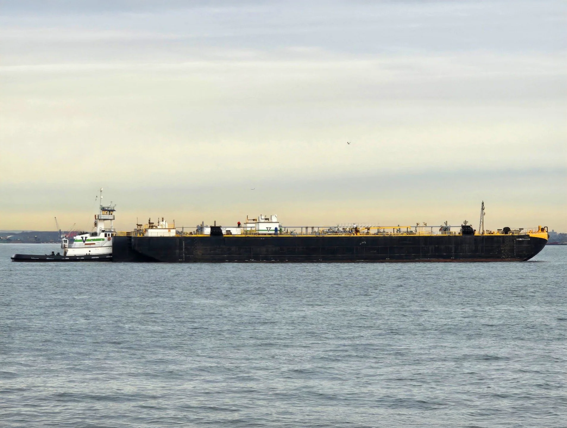 The Vane Brothers ATB tug JACKSONVILLE in the notch of the Double Skin 504. [Photo by Dan Blair] #TheVaneBrothersCompany #Tugboat #Barge #Jacksonville #ATB