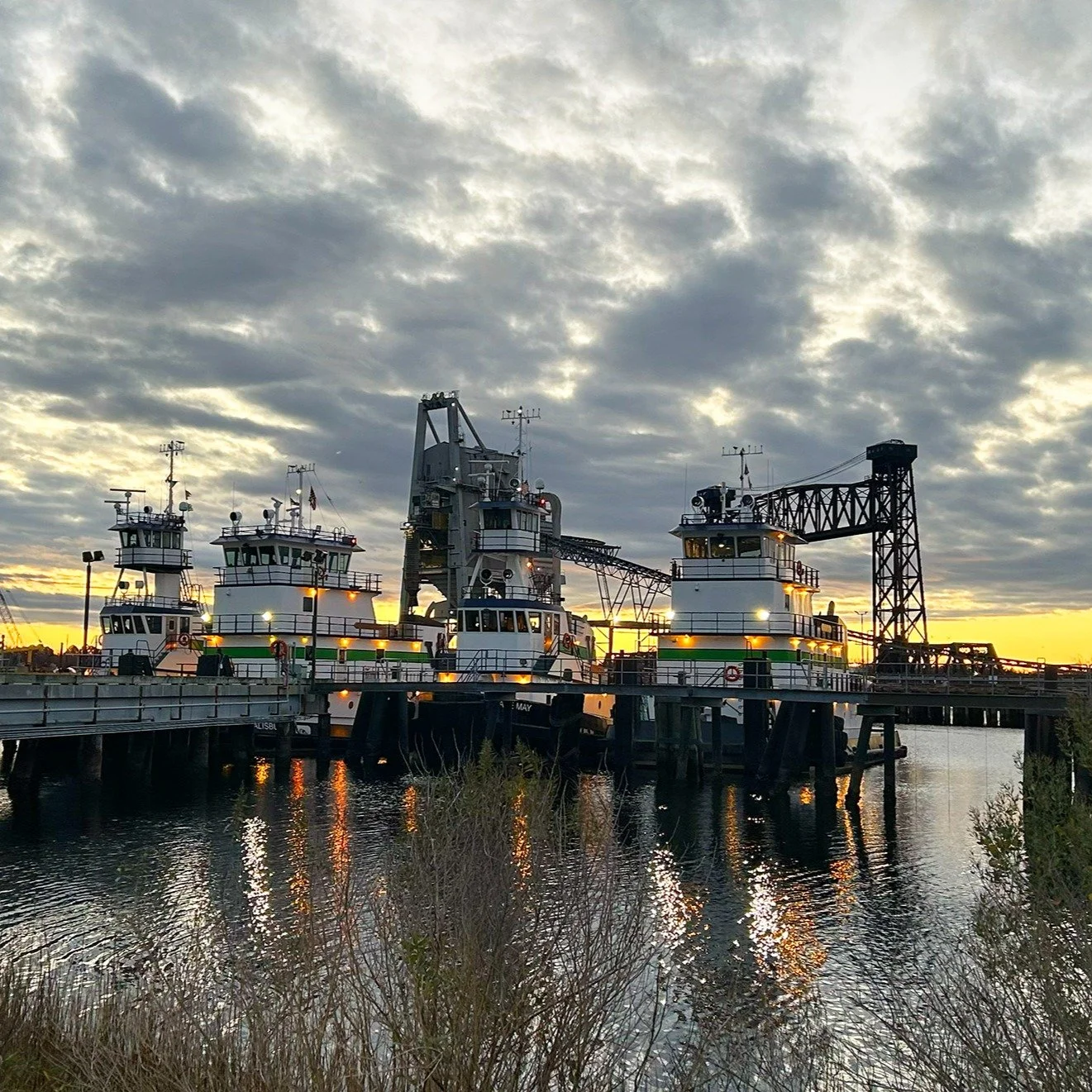 Ready to go 24/7 in Paradise Creek, Va. [Photo by Wendy Gulley] #TheVaneBrothersCompany #Tugboats #Pushboats