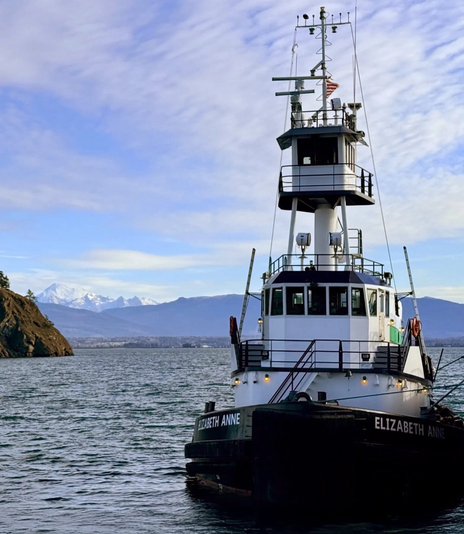The 4,200-hp tug ELIZABETH ANNE in Anacortes, WA. [Photo by Mitch Byers] #TheVaneBrothersCompany #ElizabethAnne #Tugboat #WashingtonMountains
