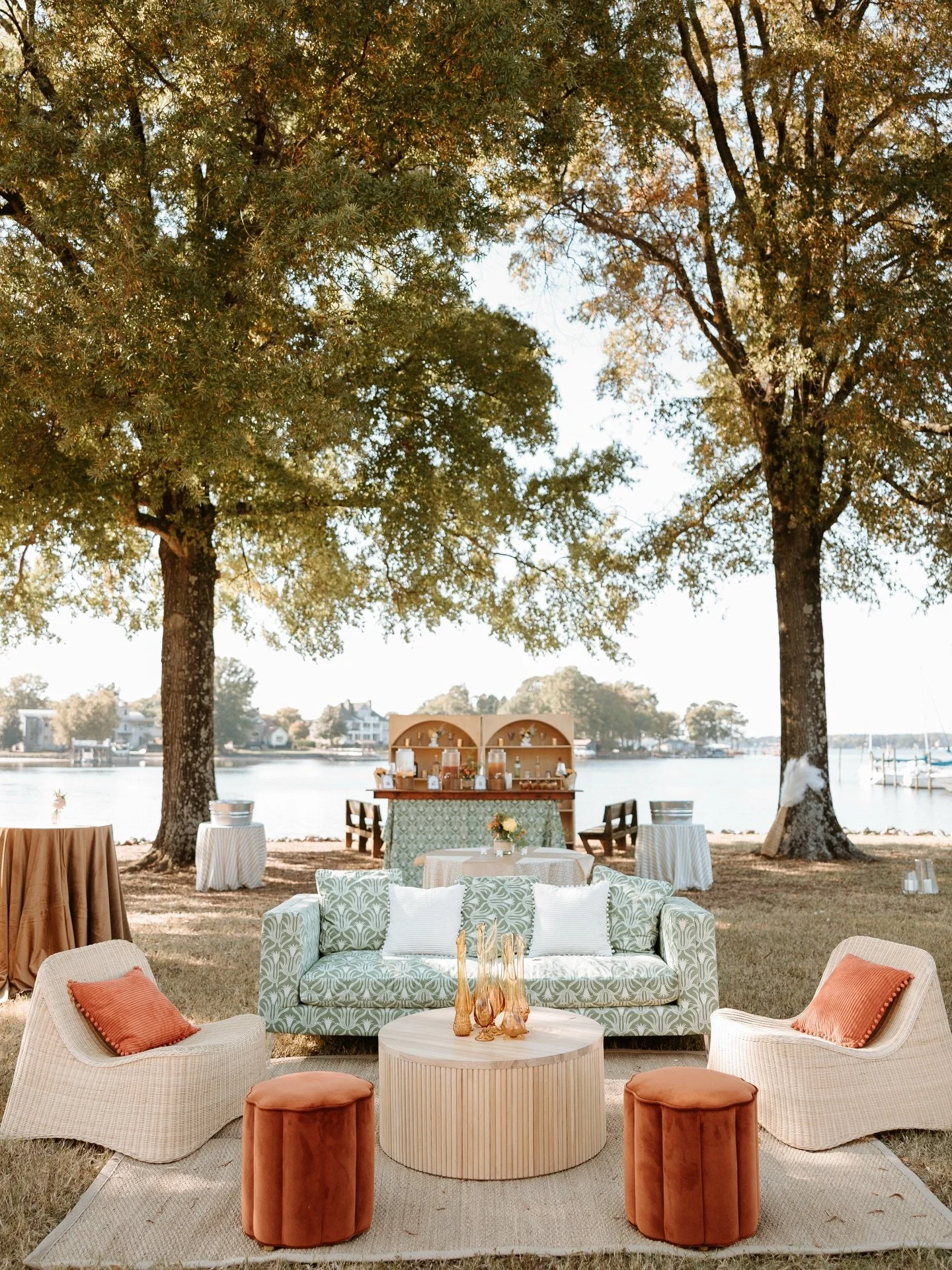 Perfectly curated lakeside celebration 🥂 

@theweddingtourcollective 
@curatedeventscharlotte