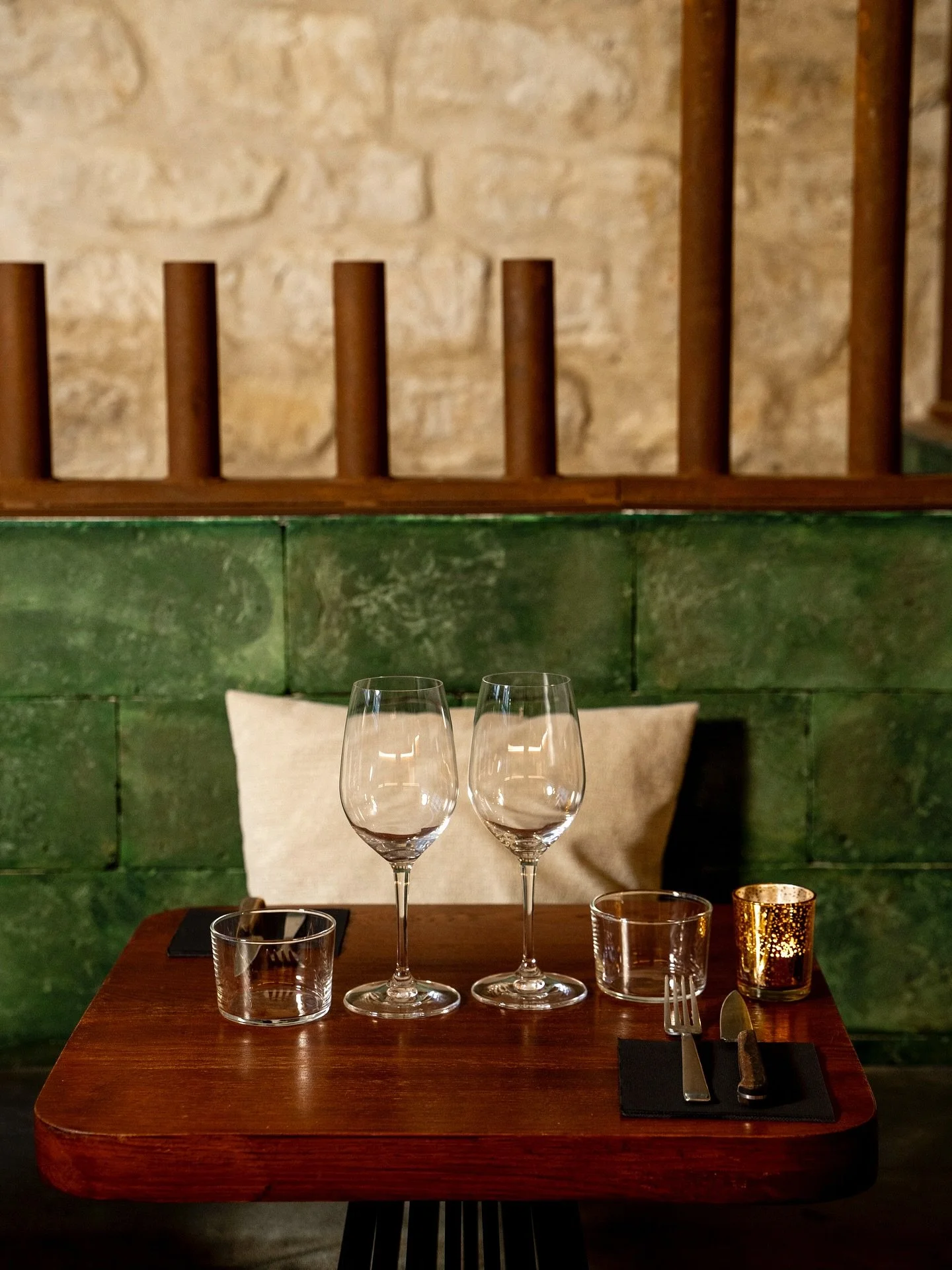 P&eacute;tard Bonsoir, 

Chaque d&eacute;tail compte.

Nous tentons, service apr&egrave;s service, de rendre votre exp&eacute;rience chez P&eacute;tard Bar &agrave; Vin, toujours plus pr&eacute;cise et m&eacute;morable !

Cela nous rappelle ce qu&rsq