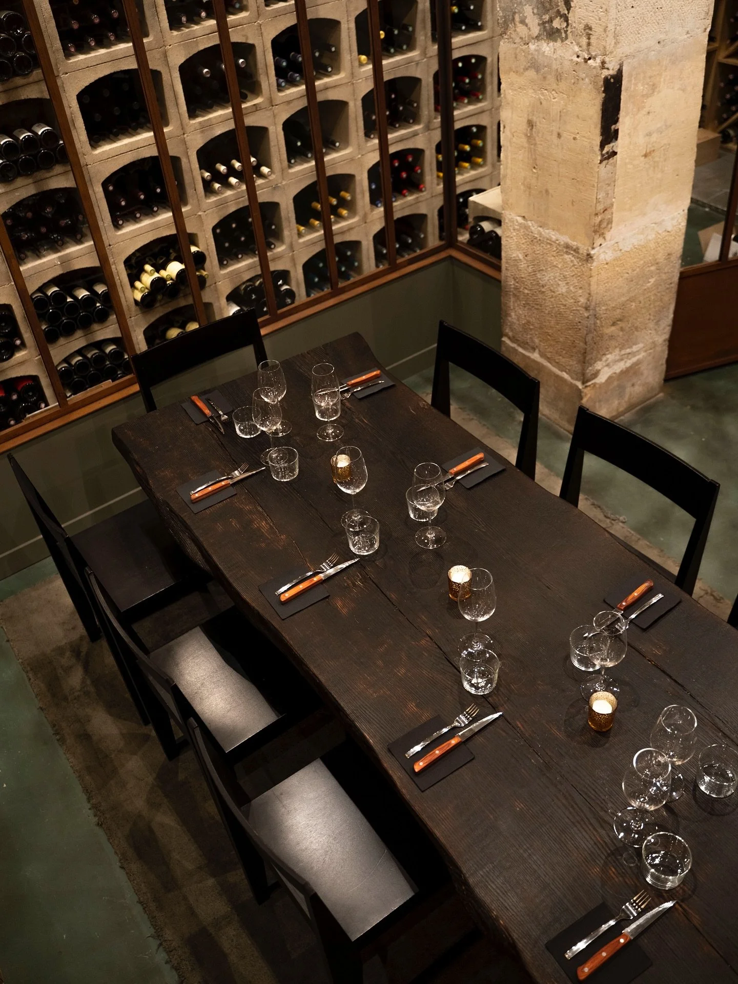 P&eacute;tard Bonsoir, 

Les r&eacute;servations sont possibles chez nous &agrave; partir de 10 personnes.

Plusieurs options s&rsquo;offrent &agrave; vous : 

&bull; 10 &agrave; 15 personnes sur les comptoirs du RDC
&bull; 10 personnes sur la table 