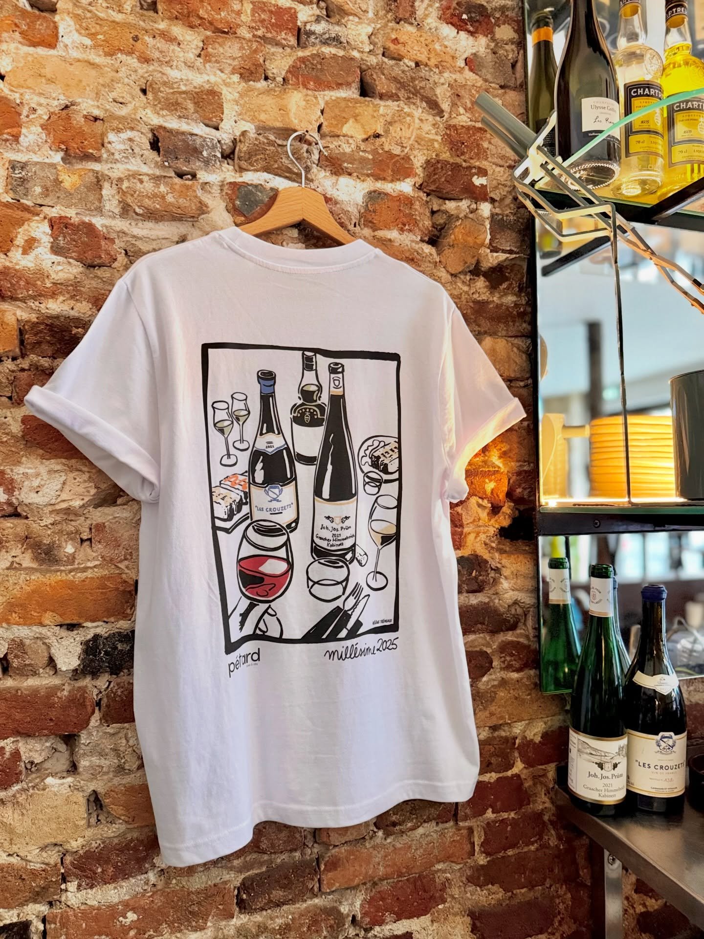 P&eacute;tard Bonsoir, 

Comme vous avez &eacute;t&eacute; de merveilleux ambassadeurs cette ann&eacute;e..
Le mill&eacute;sime 2025 des Tee-shirts P&eacute;tard est arriv&eacute; ! 

Un grand merci &agrave; notre ch&egrave;re @helenetremeaux pour ce