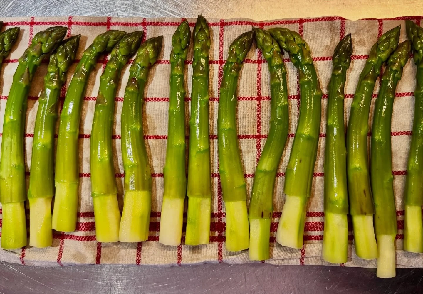 P&eacute;tard Bonsoir,

Il para&icirc;t que c&rsquo;est le printemps ! 🌷

&Ccedil;a vous dit des asperges avec une vinaigrette au miso ?

&Agrave; taaaable les amis, et que fait on &agrave; table aussi ? On Boit Bon 🍷