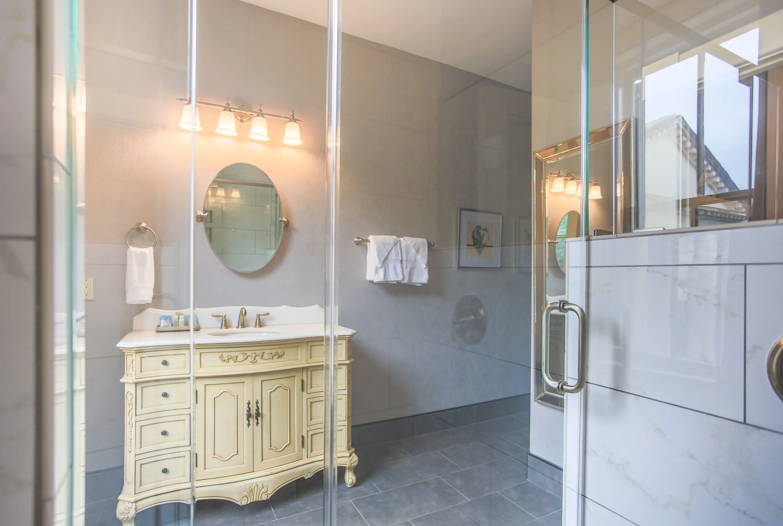 ®2015PabloandBrittPhotography_JDR_AFTER_FoleyHouseInnBathroom2015 •4.jpg