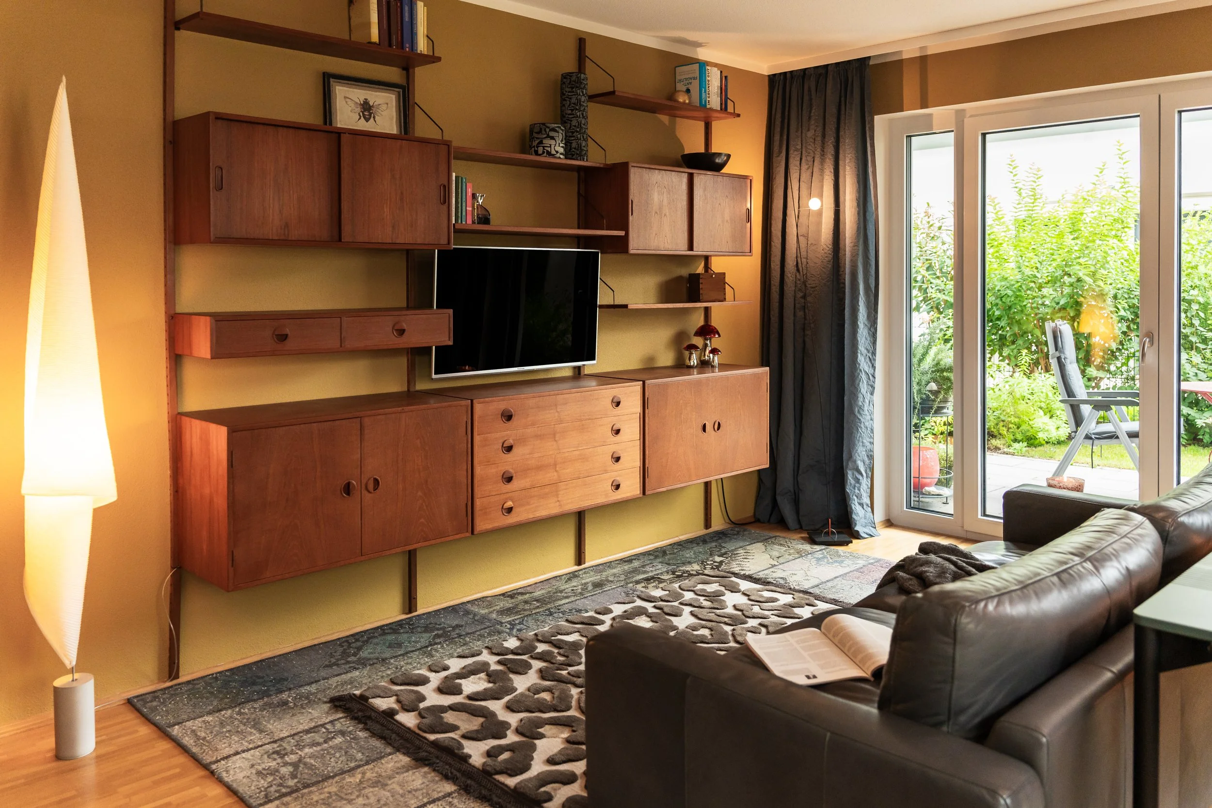 Handgefertigter Teppich von Lalaluxury als zentrales Gestaltungselement – harmonische Wohnraumgestaltung & Interior Design in München.
