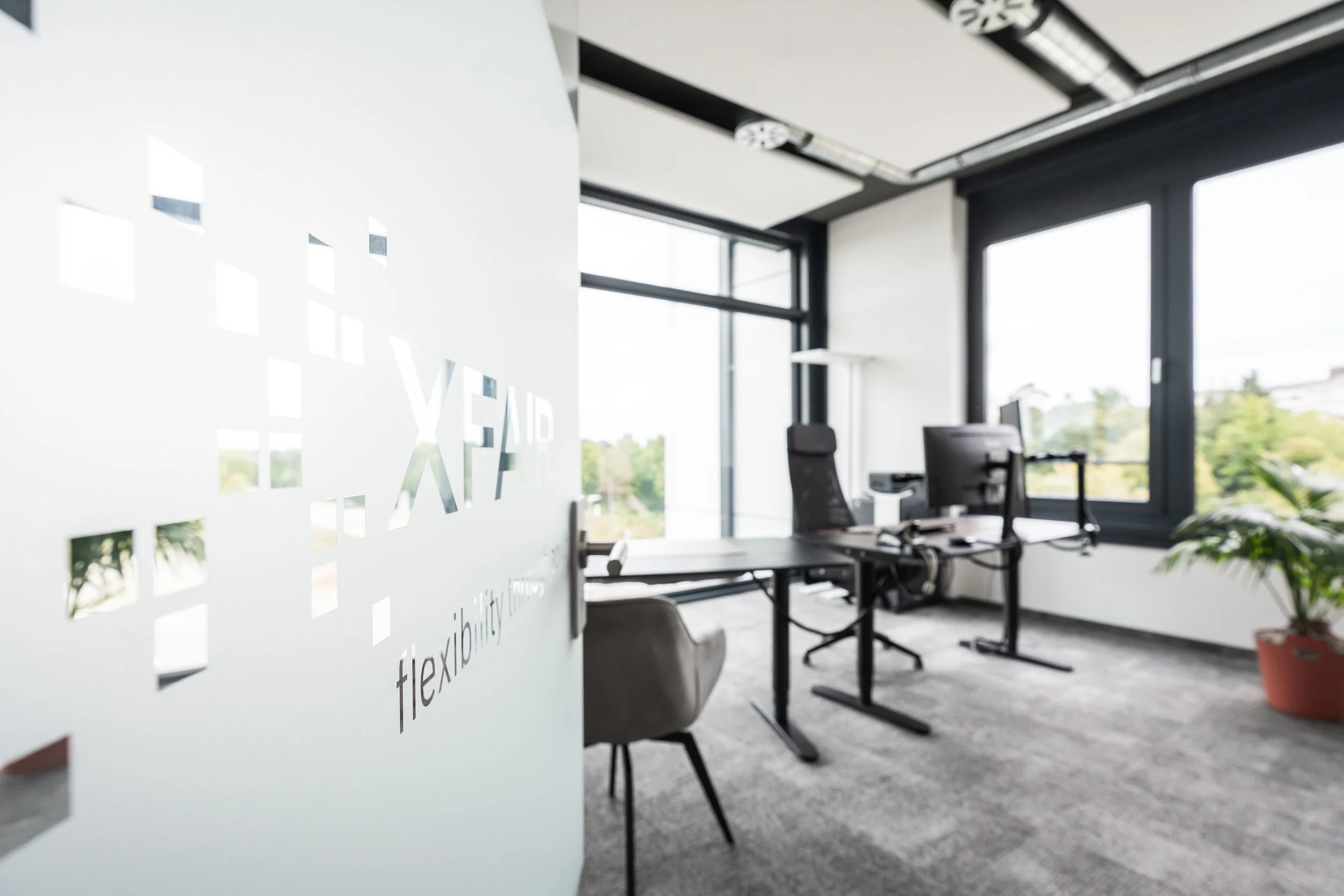 Arbeitswelten planen: lichtdurchflutetes Büro – Akustik, Zonen & Flexibilität für Unternehmen bei München