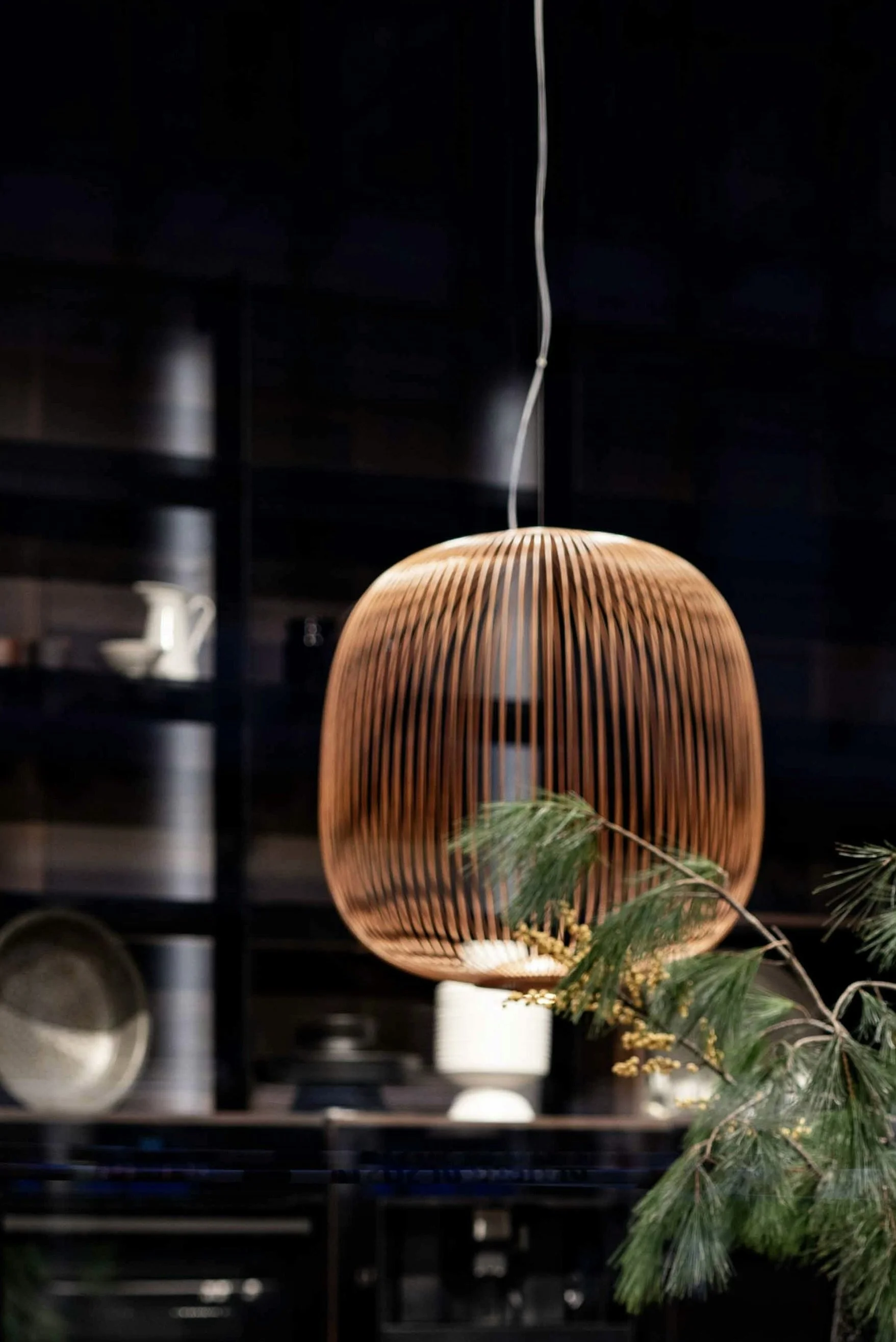 Pendelleuchte als Lichtakzent in moderner Wohnraumgestaltung – Interior Design & Lichtkonzept München