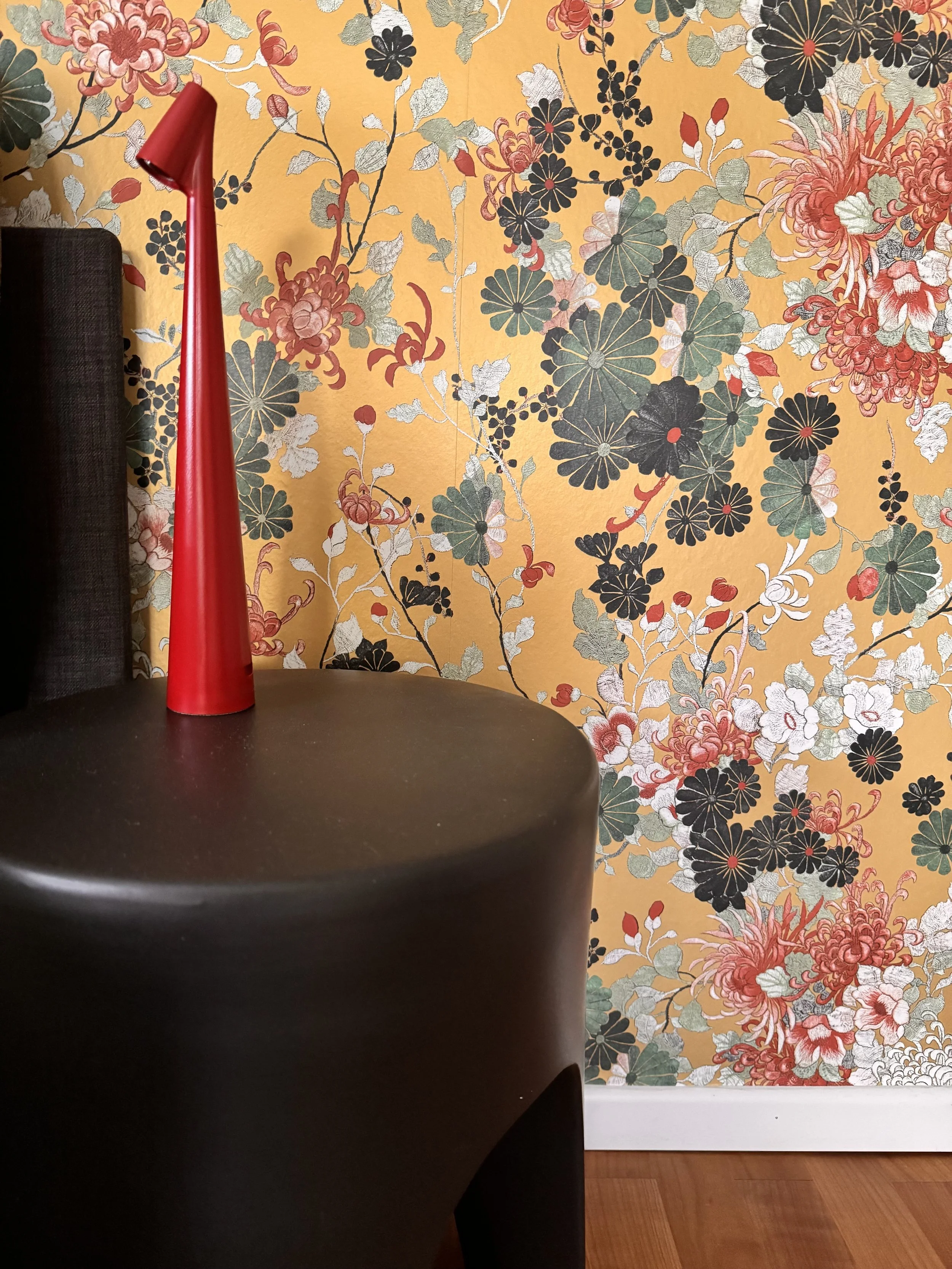 Material- und Musterkonzept mit floraler Tapete – Einrichtungsberatung für Akzente und Atmosphäre in Bayern