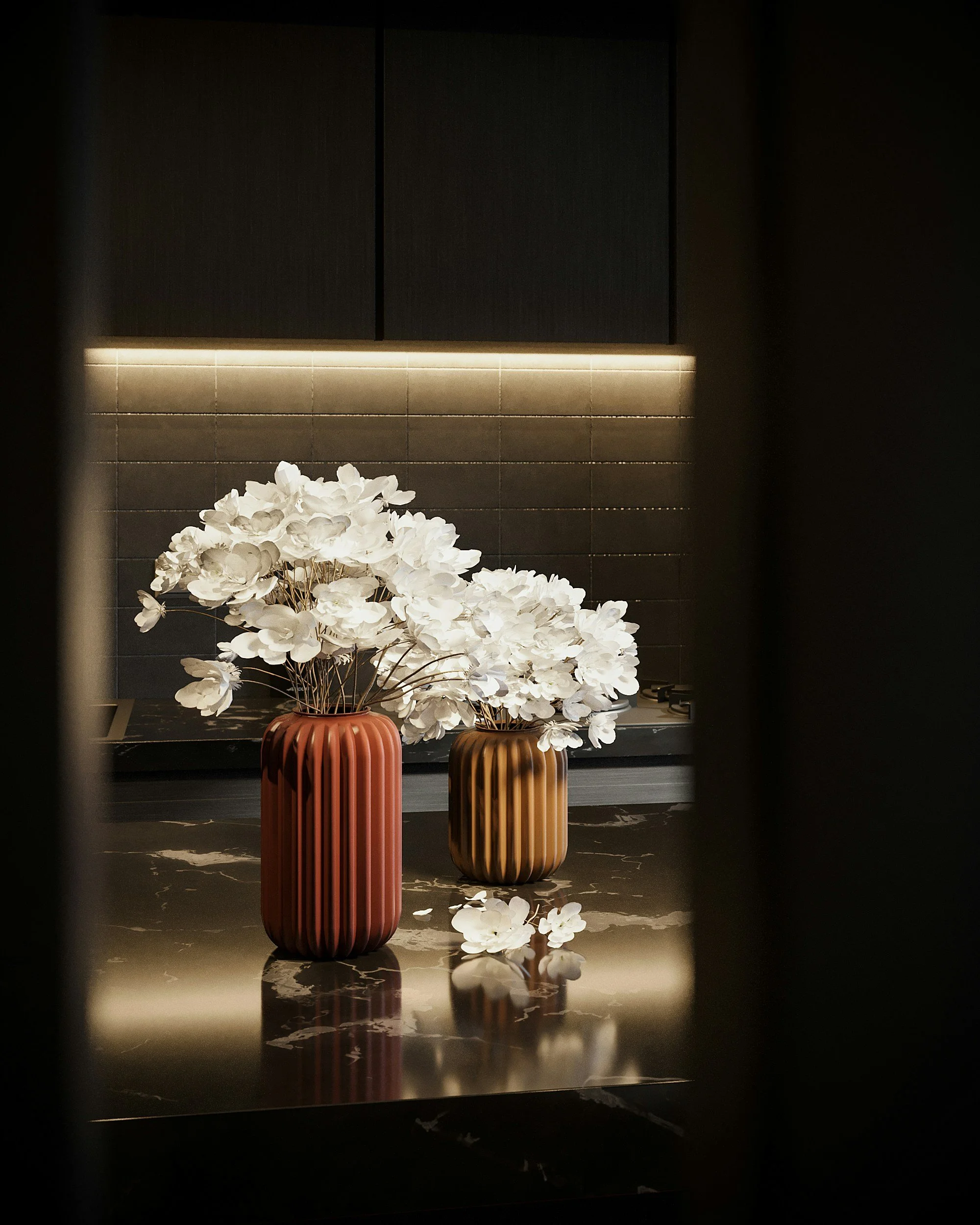 Stimmungsvolle Interior-Szene mit Blumenarrangement – Wohnraumgestaltung und Einrichtungsberatung in München und Bayern.
