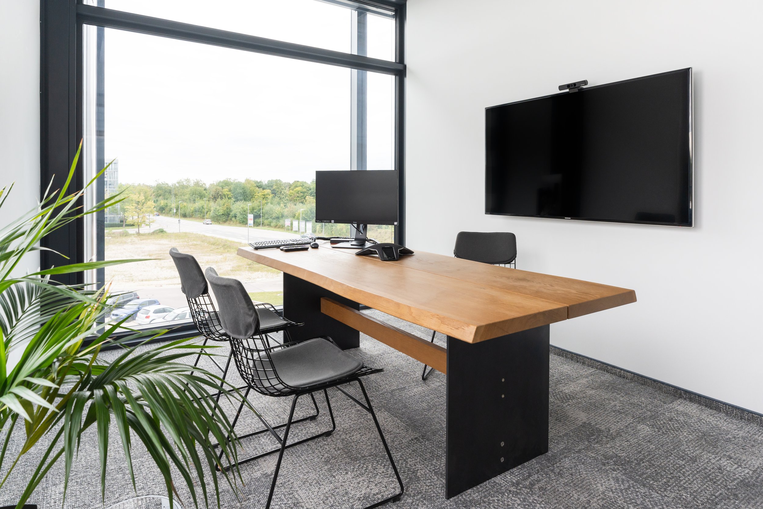 Individuell gestalteter Arbeitsplatz mit Fokus auf Funktionalität und Atmosphäre – Bürogestaltung & Interior Design in München.