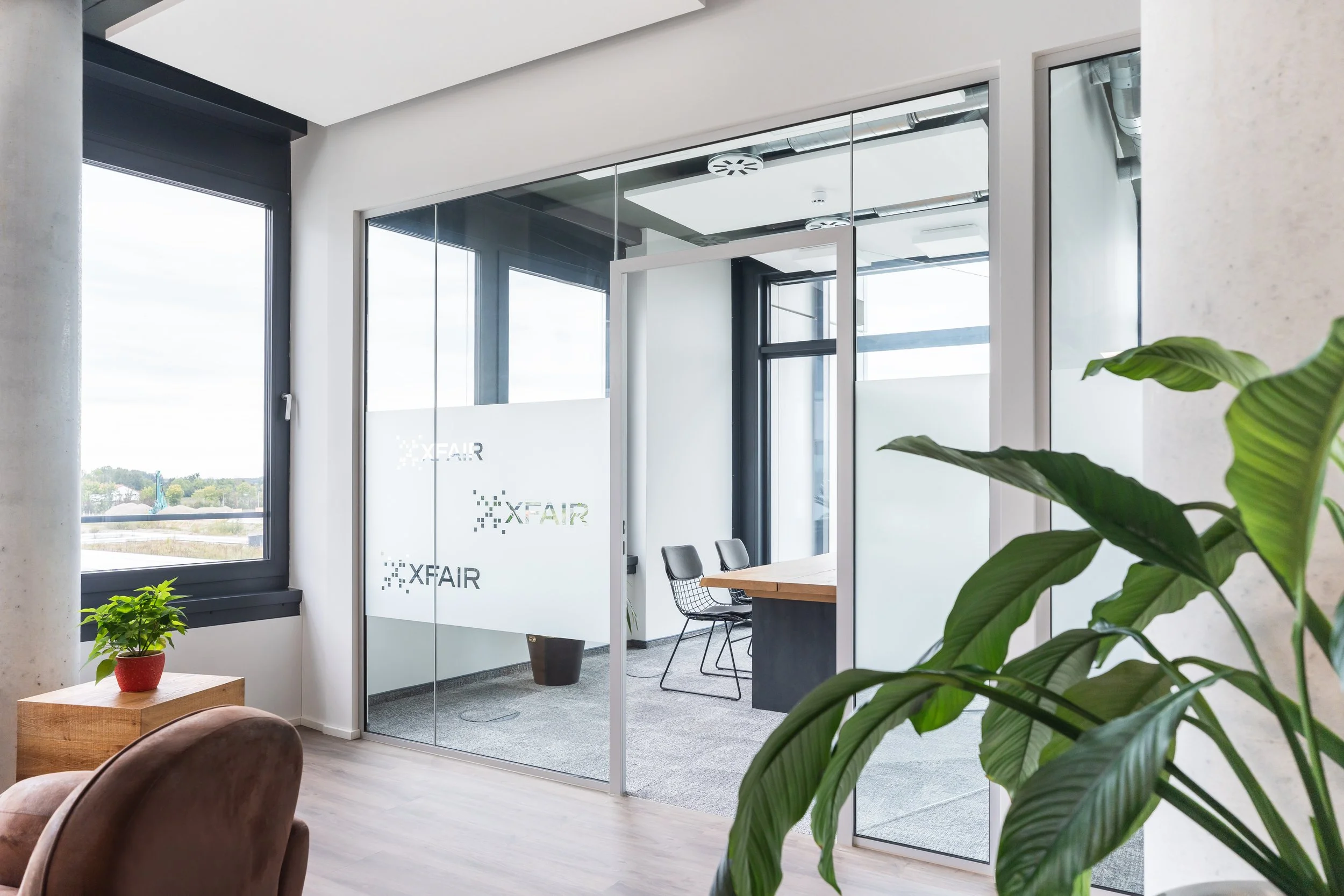 Kompakte Meetingzone mit Glasabtrennung – flexible Büroplanung und Interior Design für moderne Arbeitswelten in München.