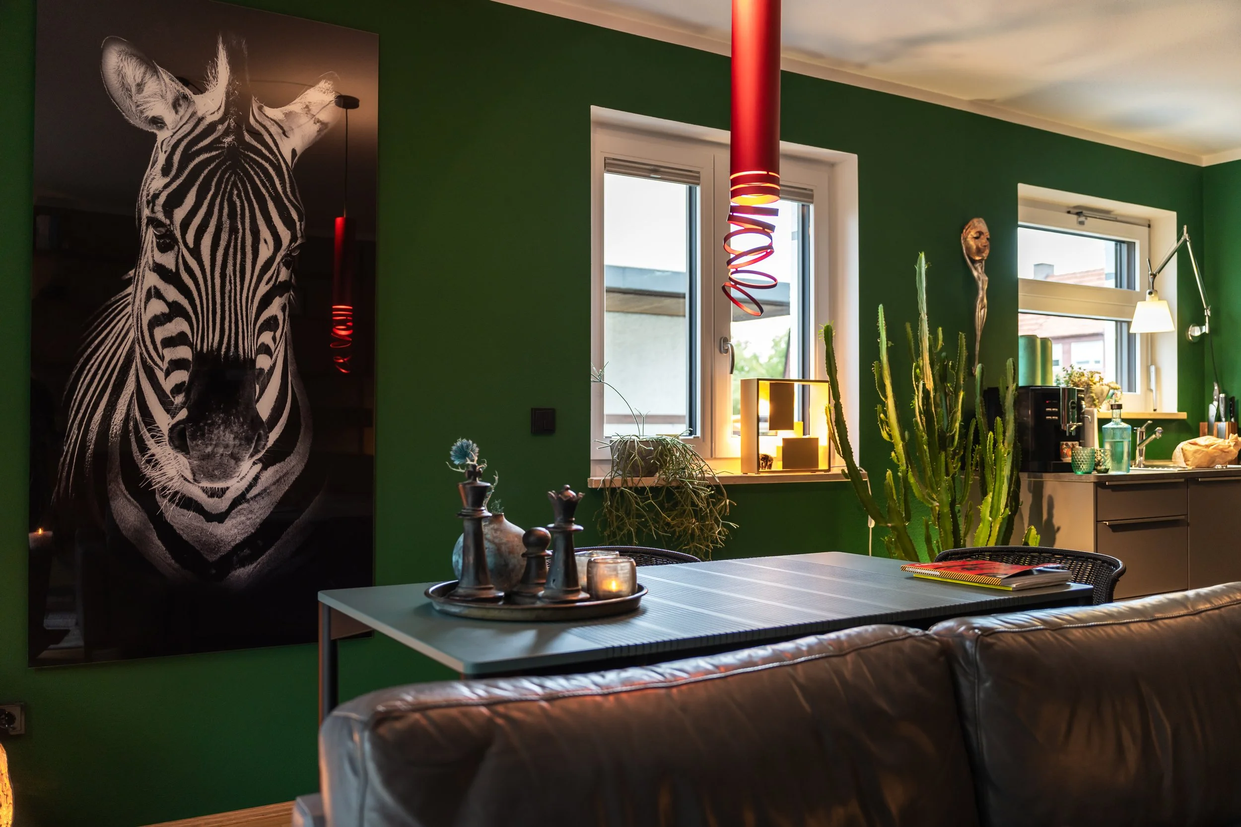 Wohnraumgestaltung mit Pendelleuchte und Essbereich – Interior Design & Einrichtungsberatung in München für Atmosphäre und Struktur.