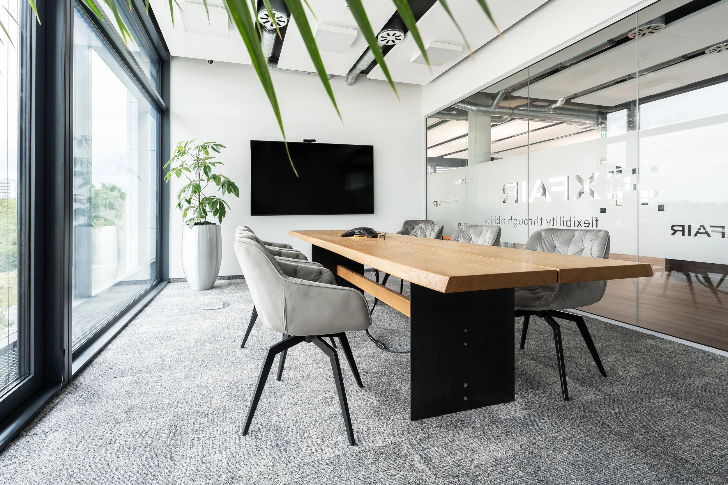 Besprechungsraum mit wohnlicher Atmosphäre und akustisch ausgewogener Gestaltung – Interior Design & Arbeitswelten in Bayern.