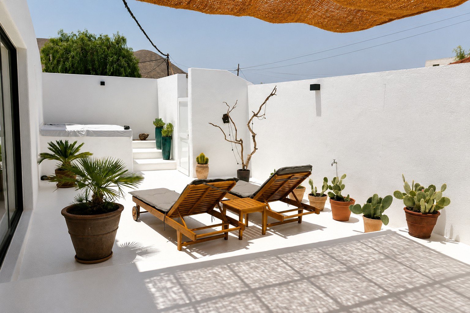 Terraza privada soleada con tumbonas y pérgola