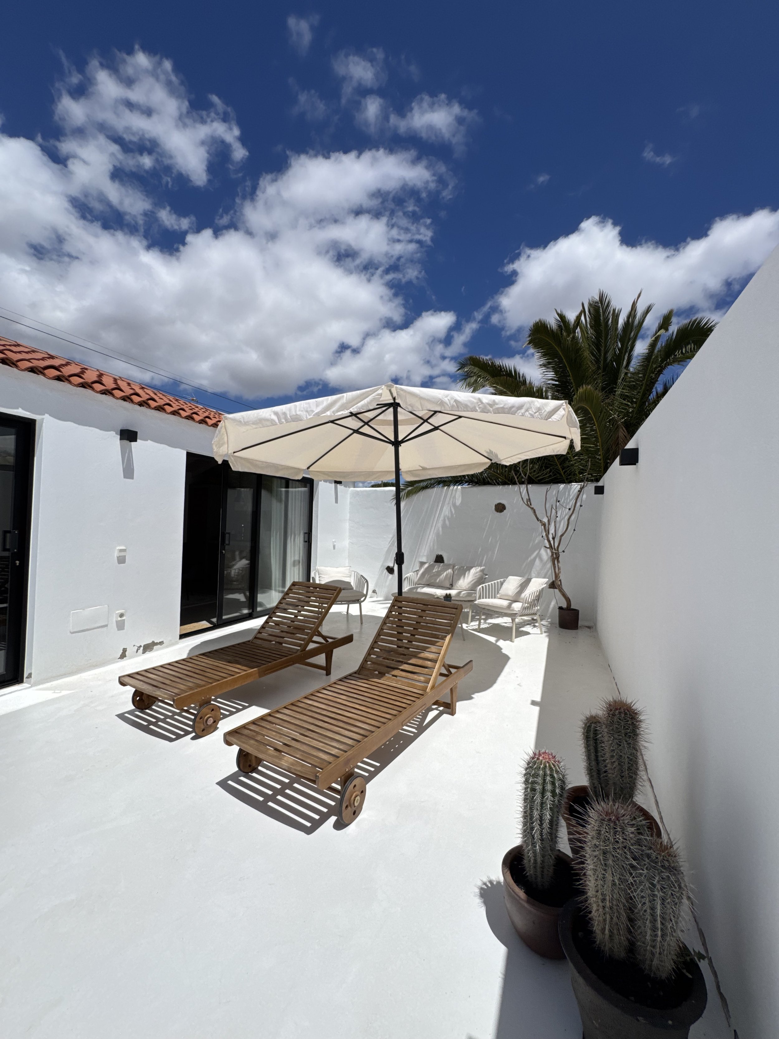 holiday private rent with private pool, private terraces, very high reviews high client satisfaction, cozy intimate, delightful holidays in Lanzarote, satifsying stay in canary islands, beautiful design, attention to details and client service