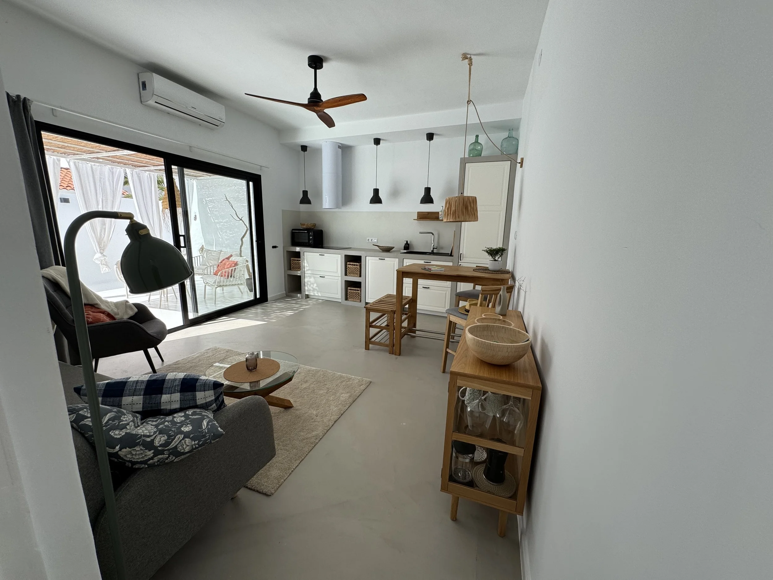 Open-plan living room and kitchen at Casita Luna Lanzarote