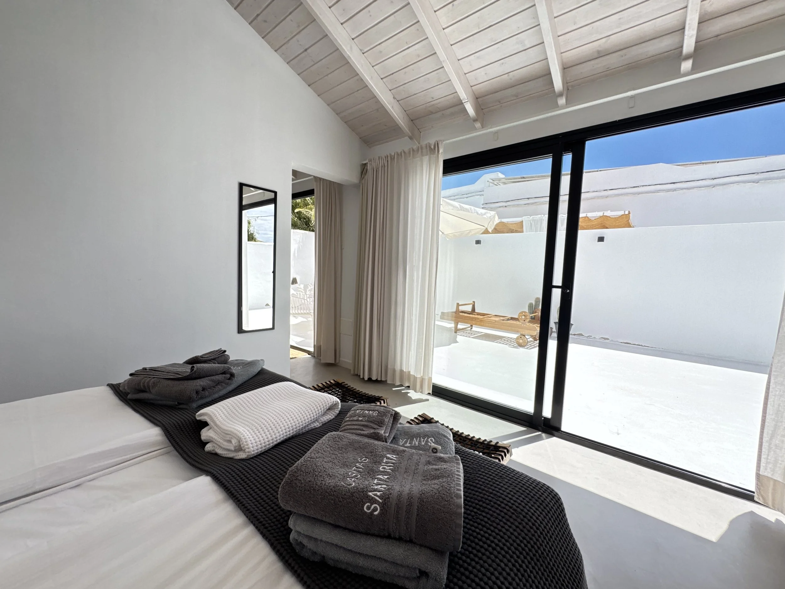 holiday private rent with private pool, private terraces, very high reviews high client satisfaction, cozy intimate, delightful holidays in Lanzarote, satifsying stay in canary islands, beautiful design, attention to details and client service