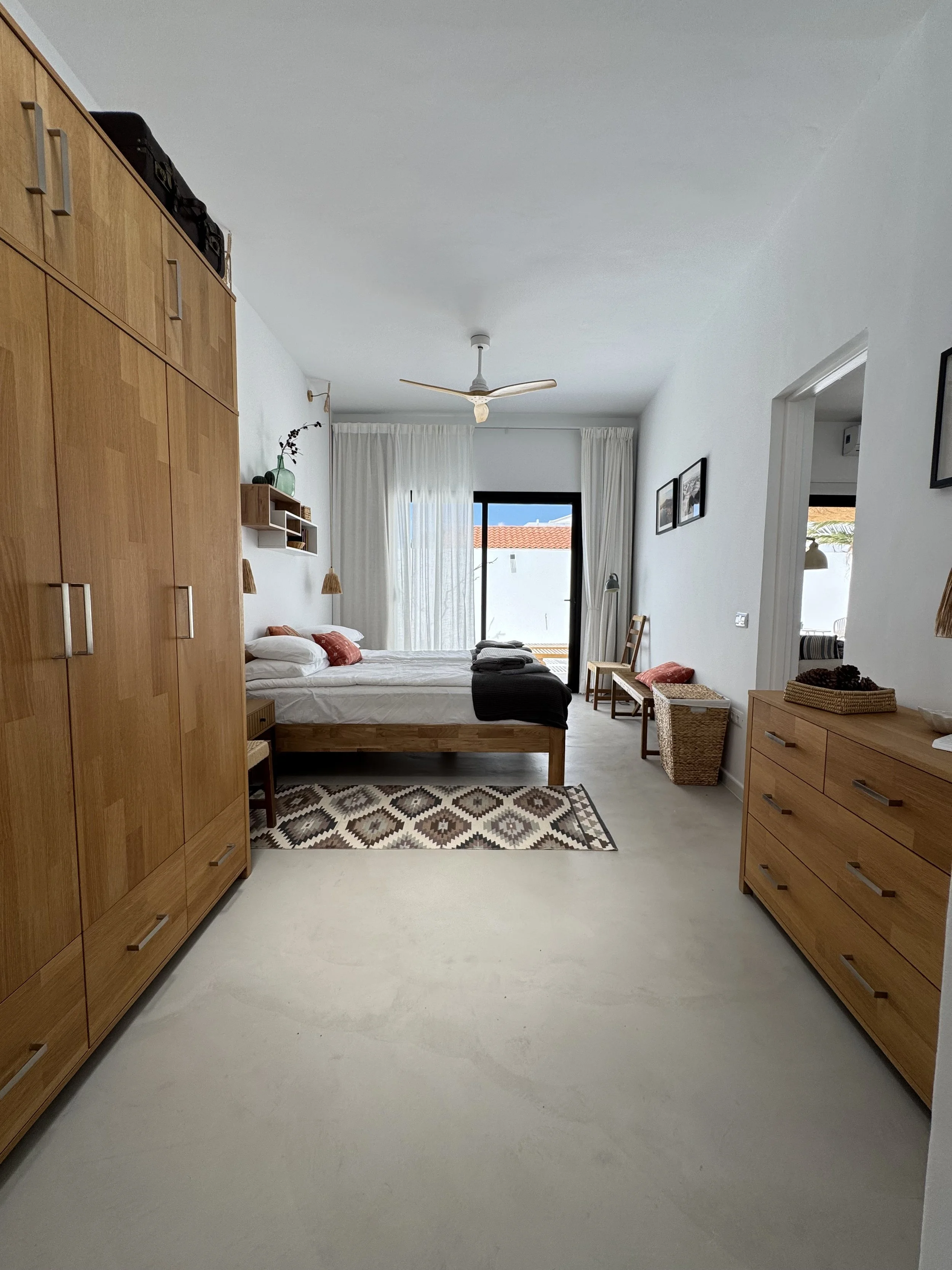 geräumiges, helles Schlafzimmer mit komfortablem Kingsize-Bett