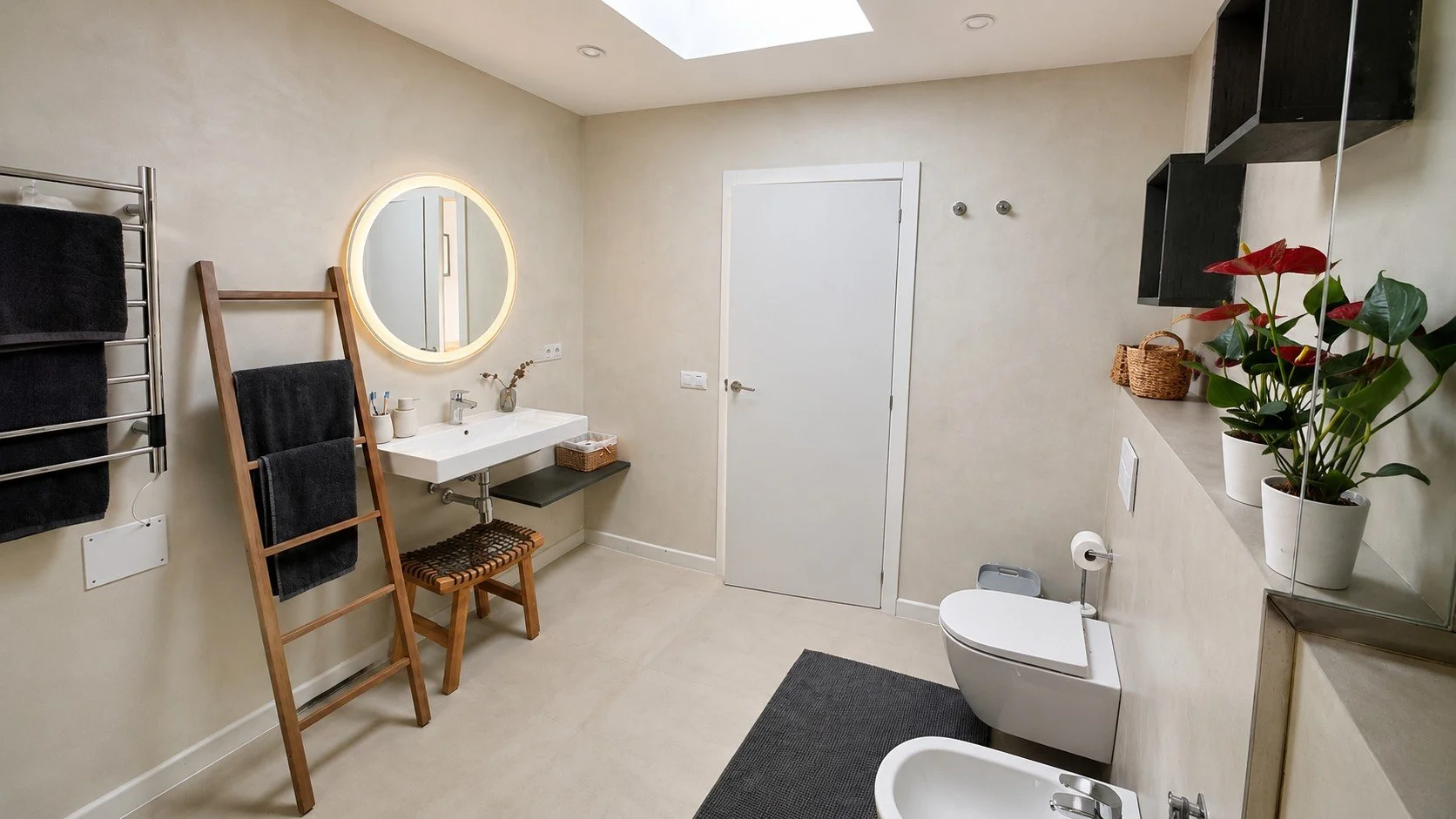 Baño amplio con lavabo y ducha a ras de suelo