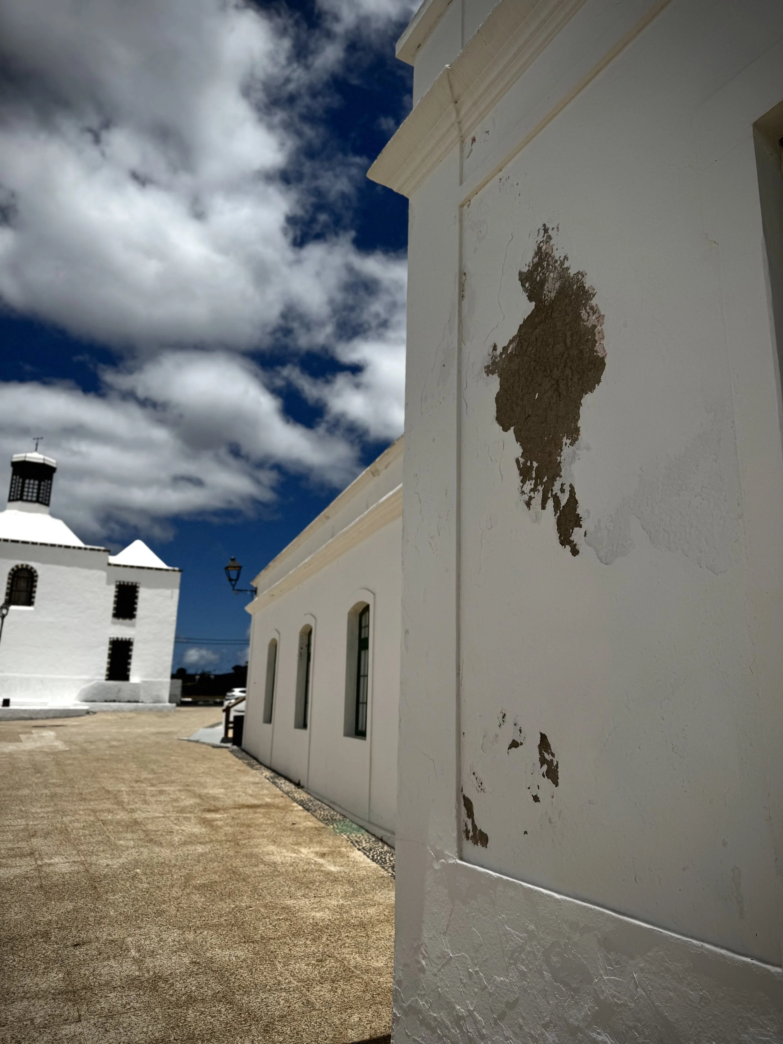 lanzarote-guatiza-church-renovated-wall-02.jpg