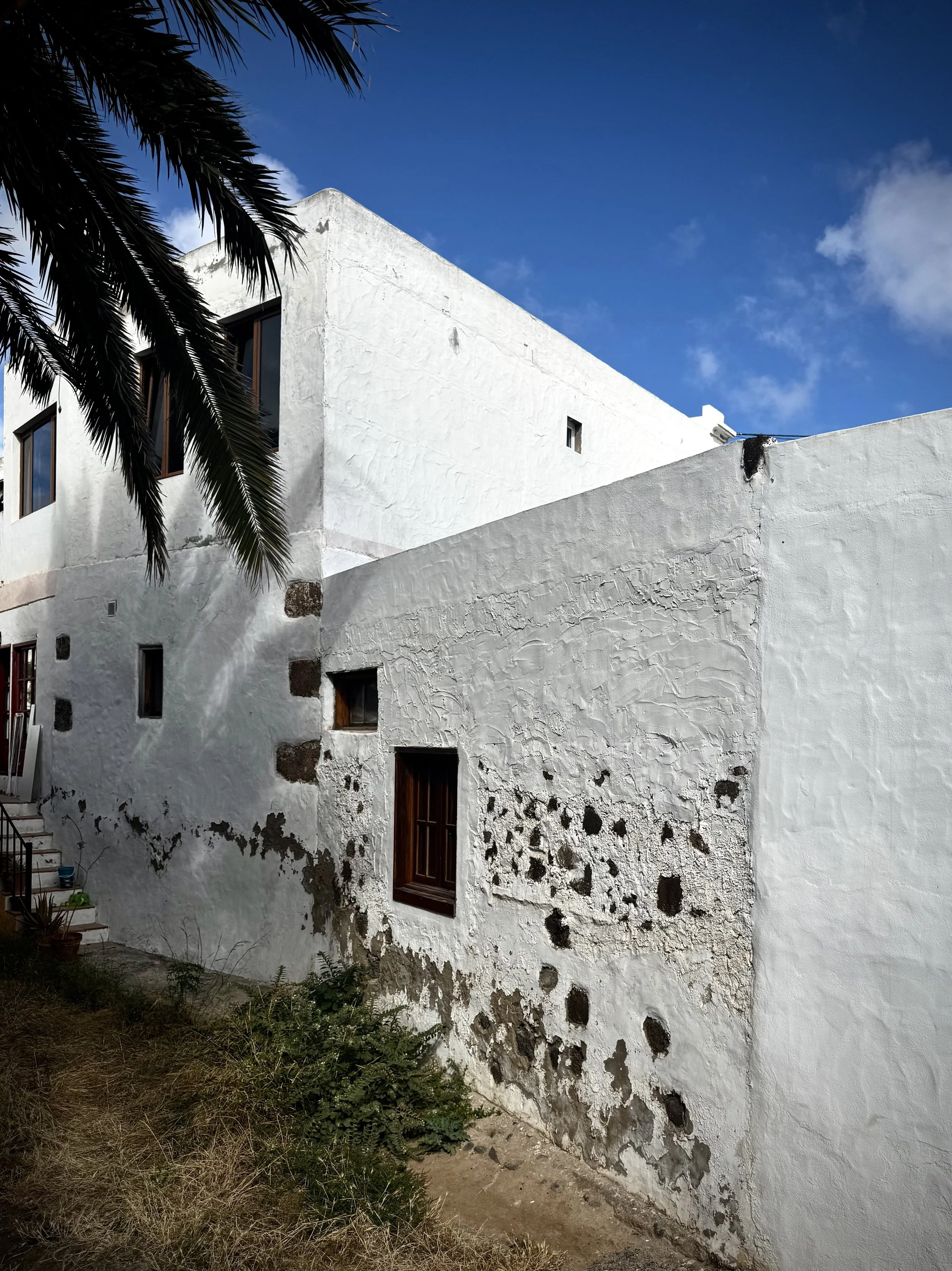lanzarote-village-house-weathered-wall-02.jpg