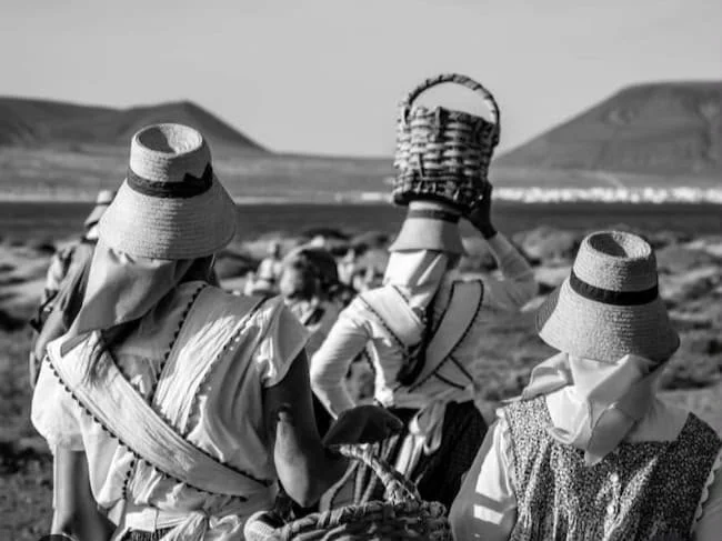 women-camino-de-los-gracioseros.jpeg