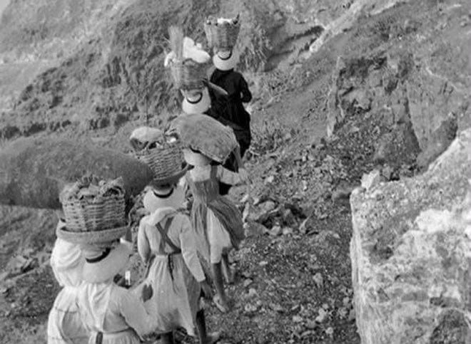 women-of-la-graciosa-historical-photo.jpeg