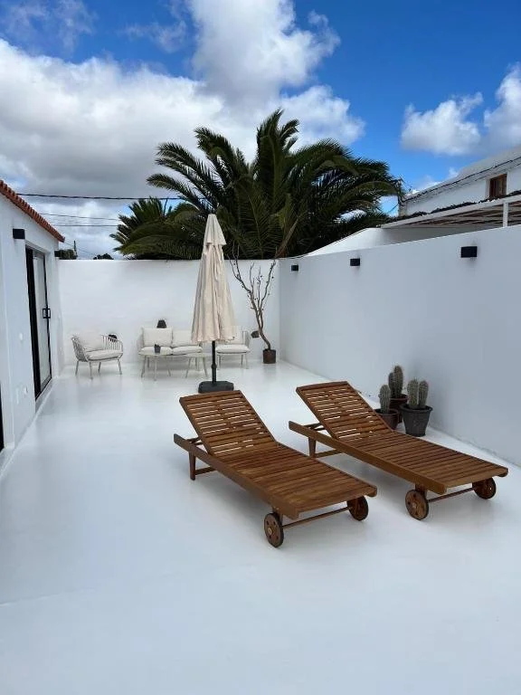 
fantastiche vacanze a Lanzarote in alloggio privato con piscina e splendido giardino di cactus, spazio privato, intimo e accogliente, terrazze private, individuale e ricco di design e stile