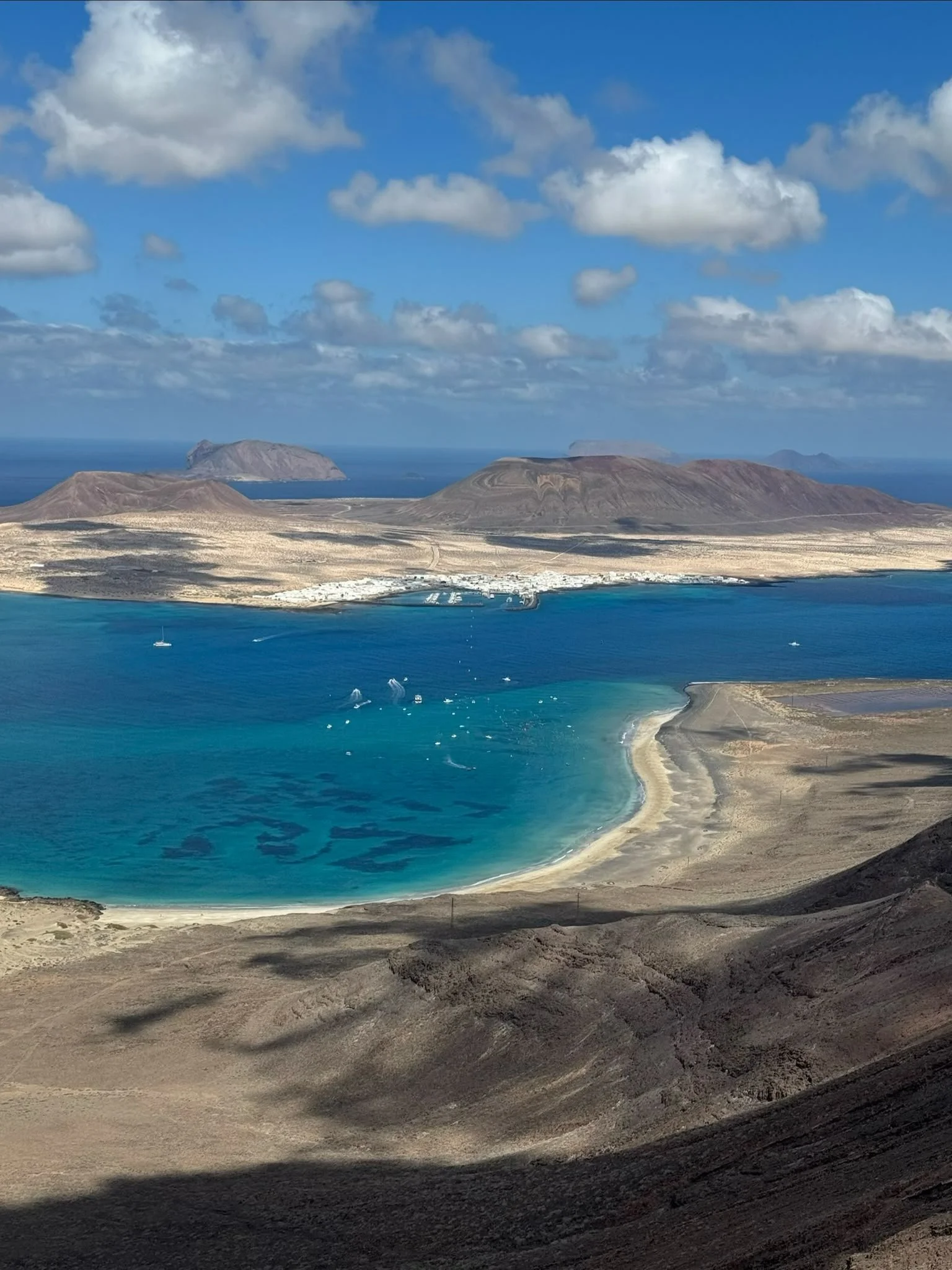 Playa del Risco and the route of Travesía a Nado El Río between Lanzarote and La Graciosa