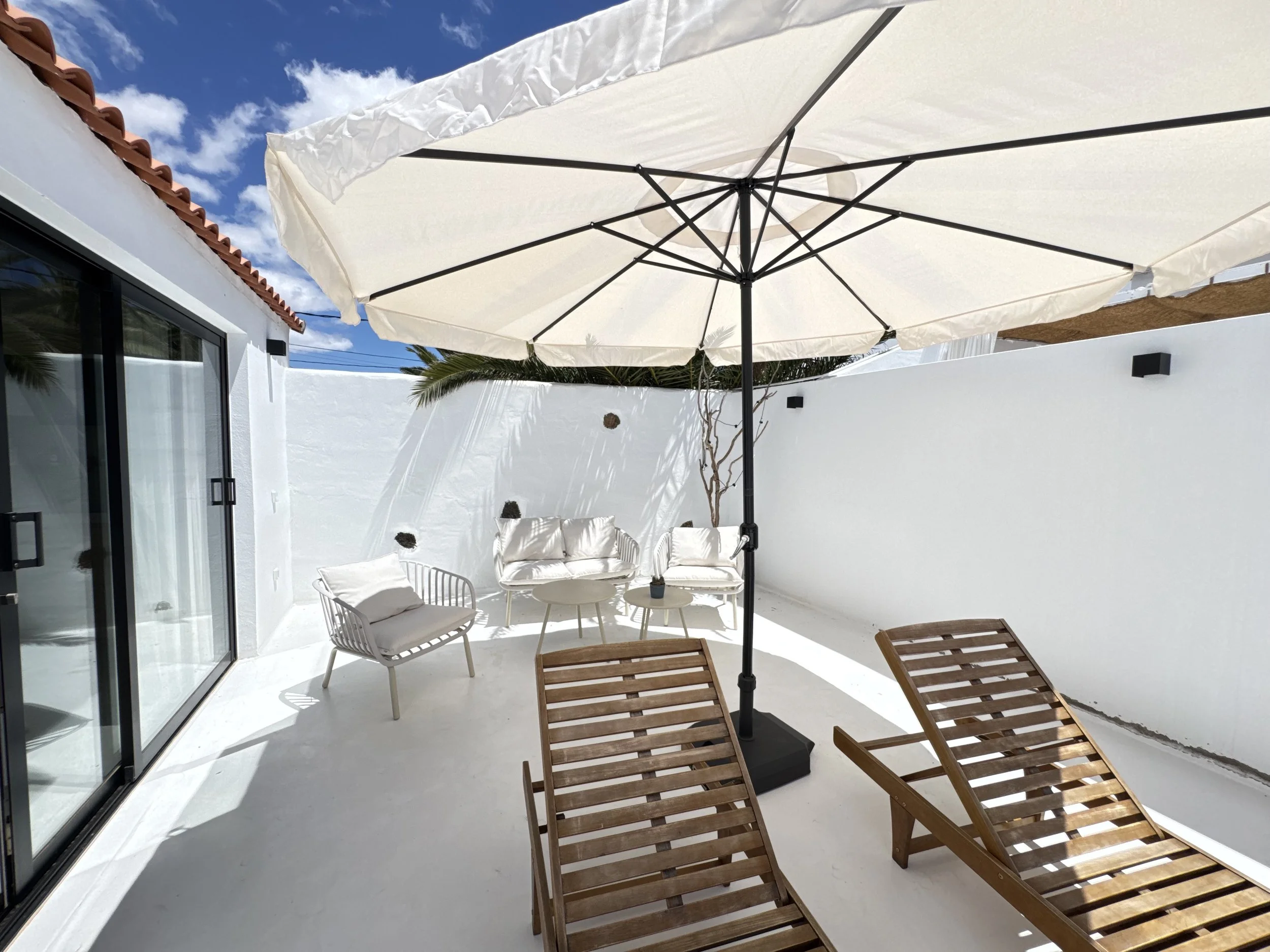 holiday private rent with private pool, private terraces, very high reviews high client satisfaction, cozy intimate, delightful holidays in Lanzarote, satifsying stay in canary islands, beautiful design, attention to details and client service