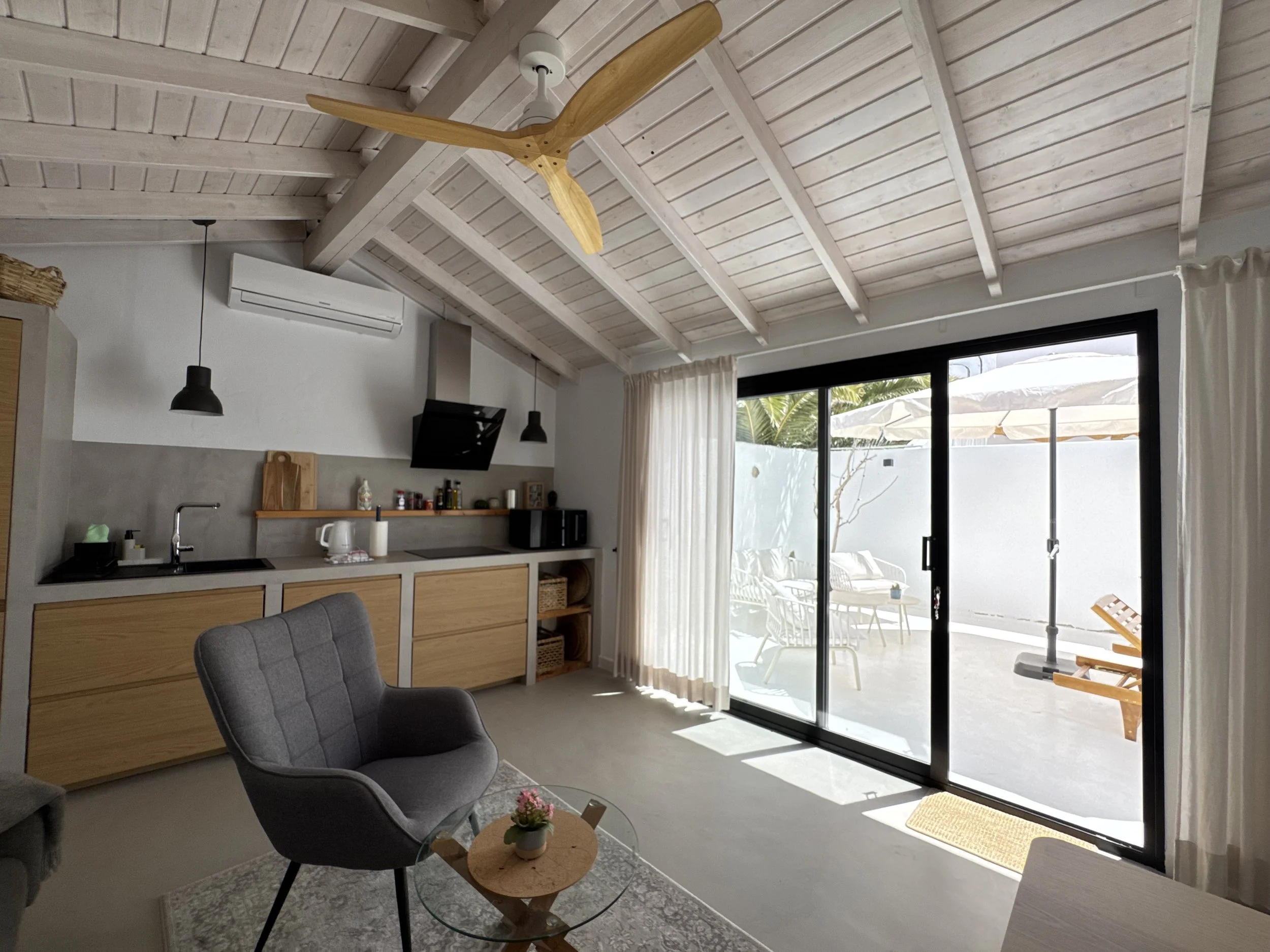 holiday private rent with private pool, private terraces, very high reviews high client satisfaction, cozy intimate, delightful holidays in Lanzarote, satifsying stay in canary islands, beautiful design, attention to details and client service