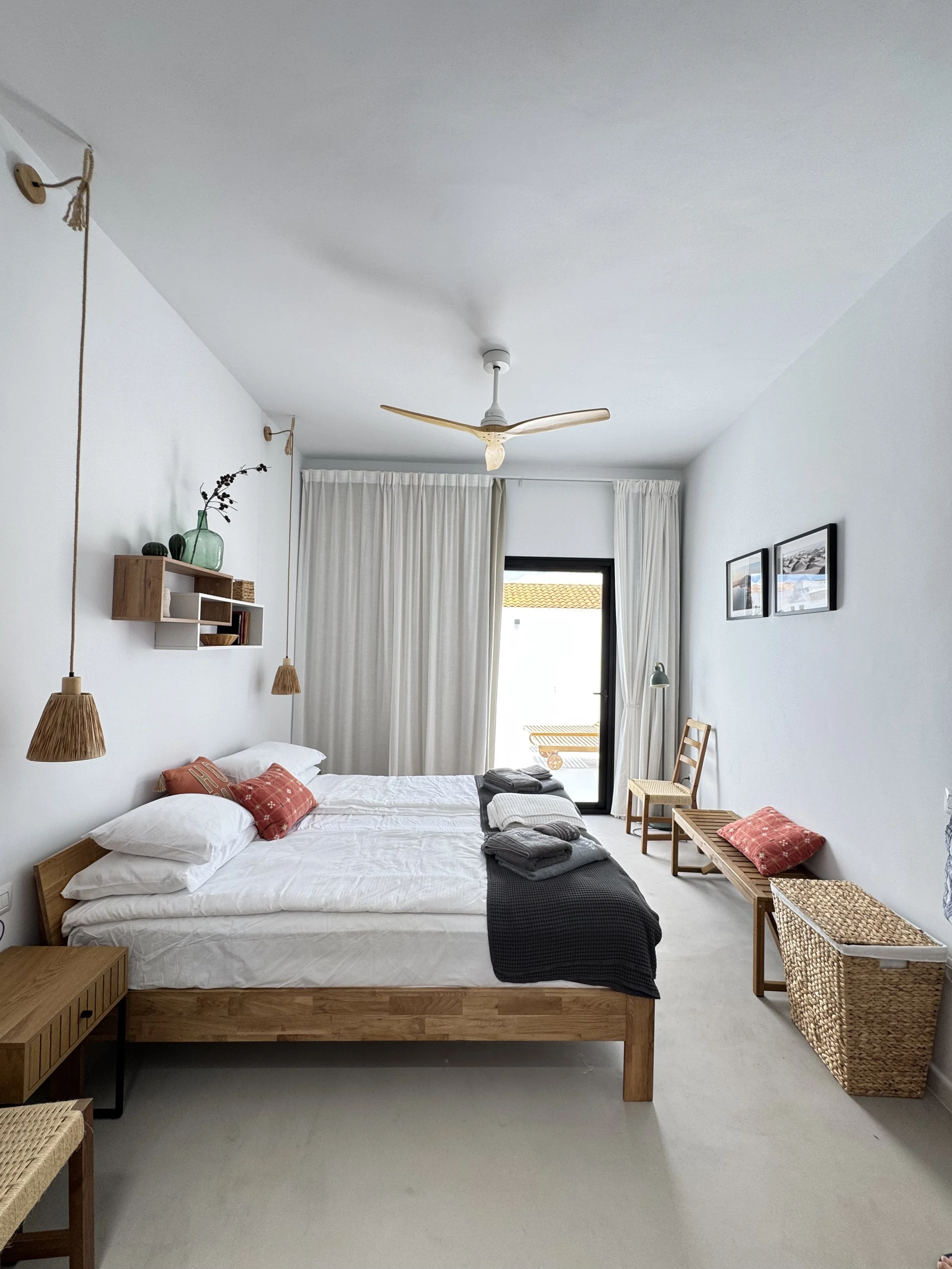 Schlafzimmer mit Kleiderschrank und Kommode