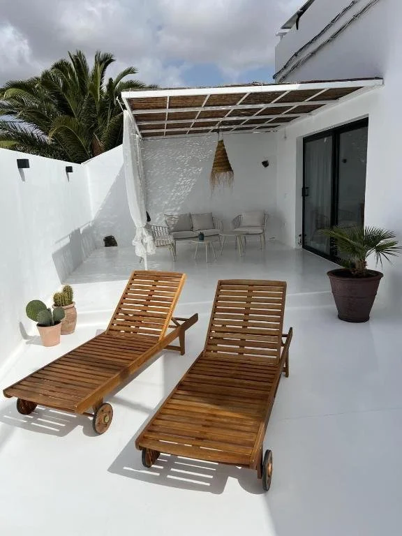 
fantastiche vacanze a Lanzarote in alloggio privato con piscina e splendido giardino di cactus, spazio privato, intimo e accogliente, terrazze private, individuale e ricco di design e stile