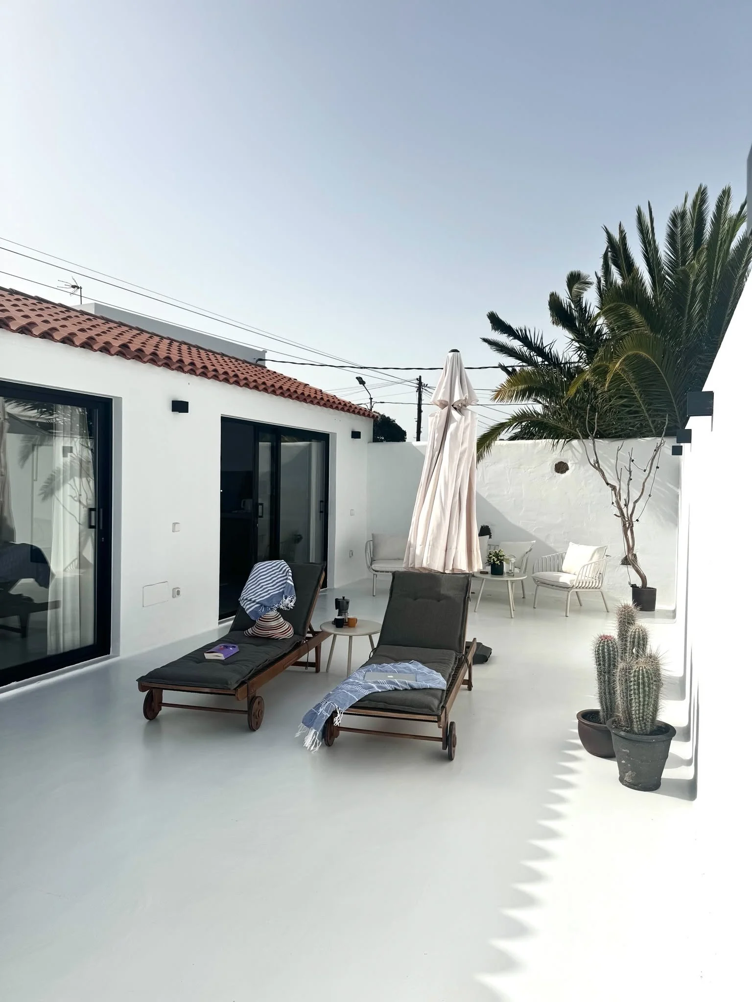 Tumbonas en la terraza soleada de Casitas Santa Rita en Lanzarote