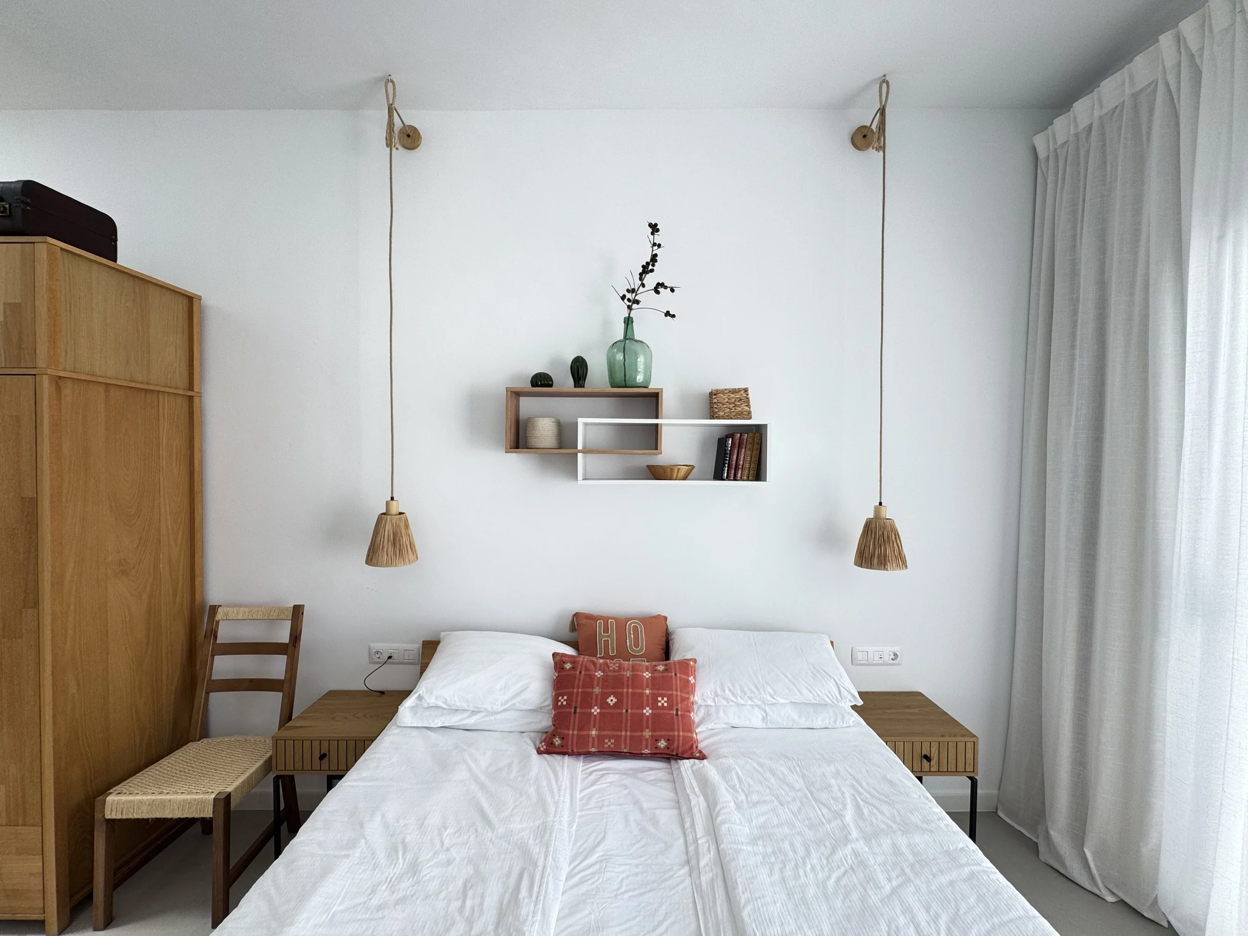 komfortables großes Bett mit hochwertiger Bettwäsche