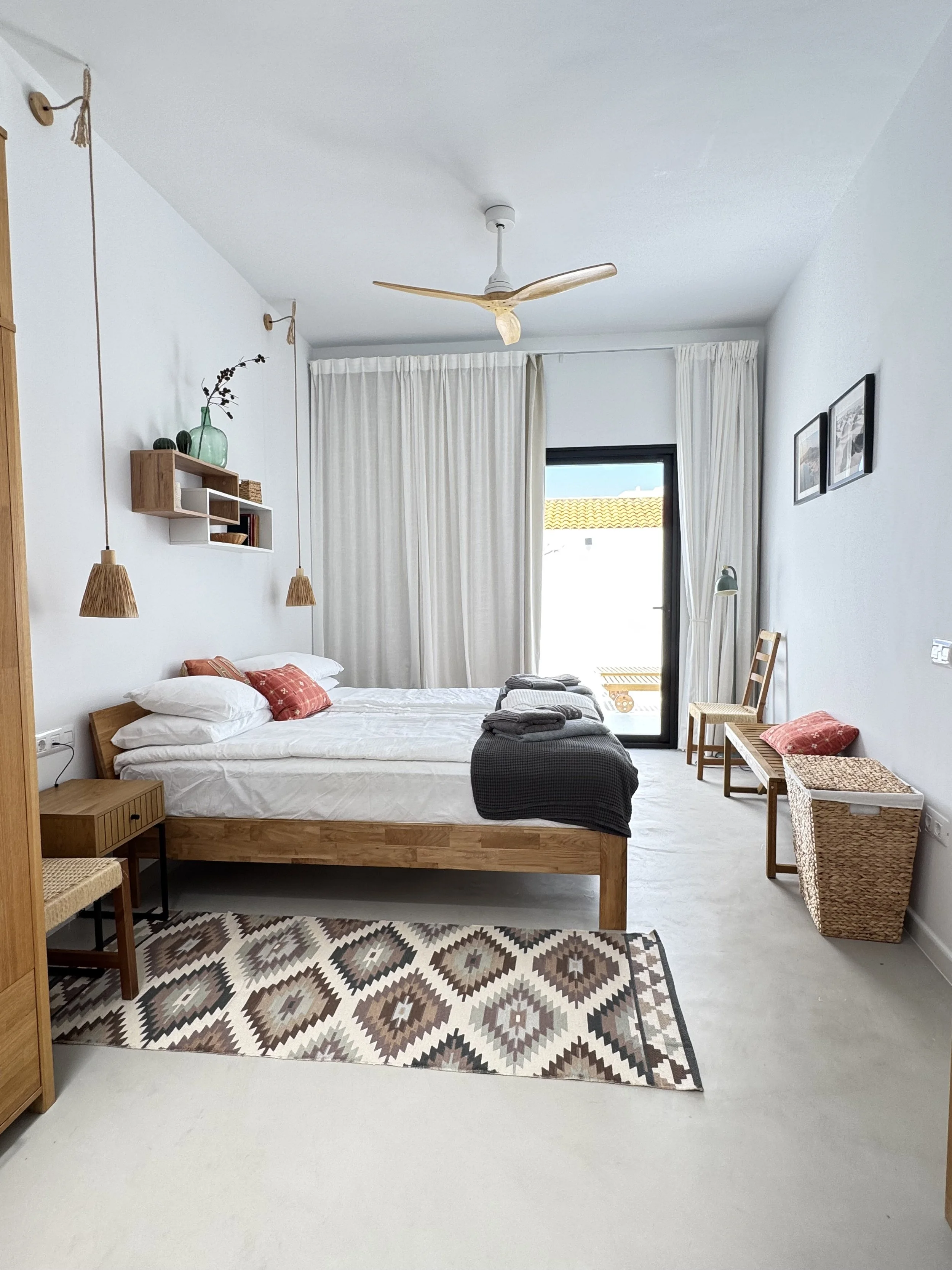 geräumiges, helles Schlafzimmer mit komfortablem Kingsize-Bett