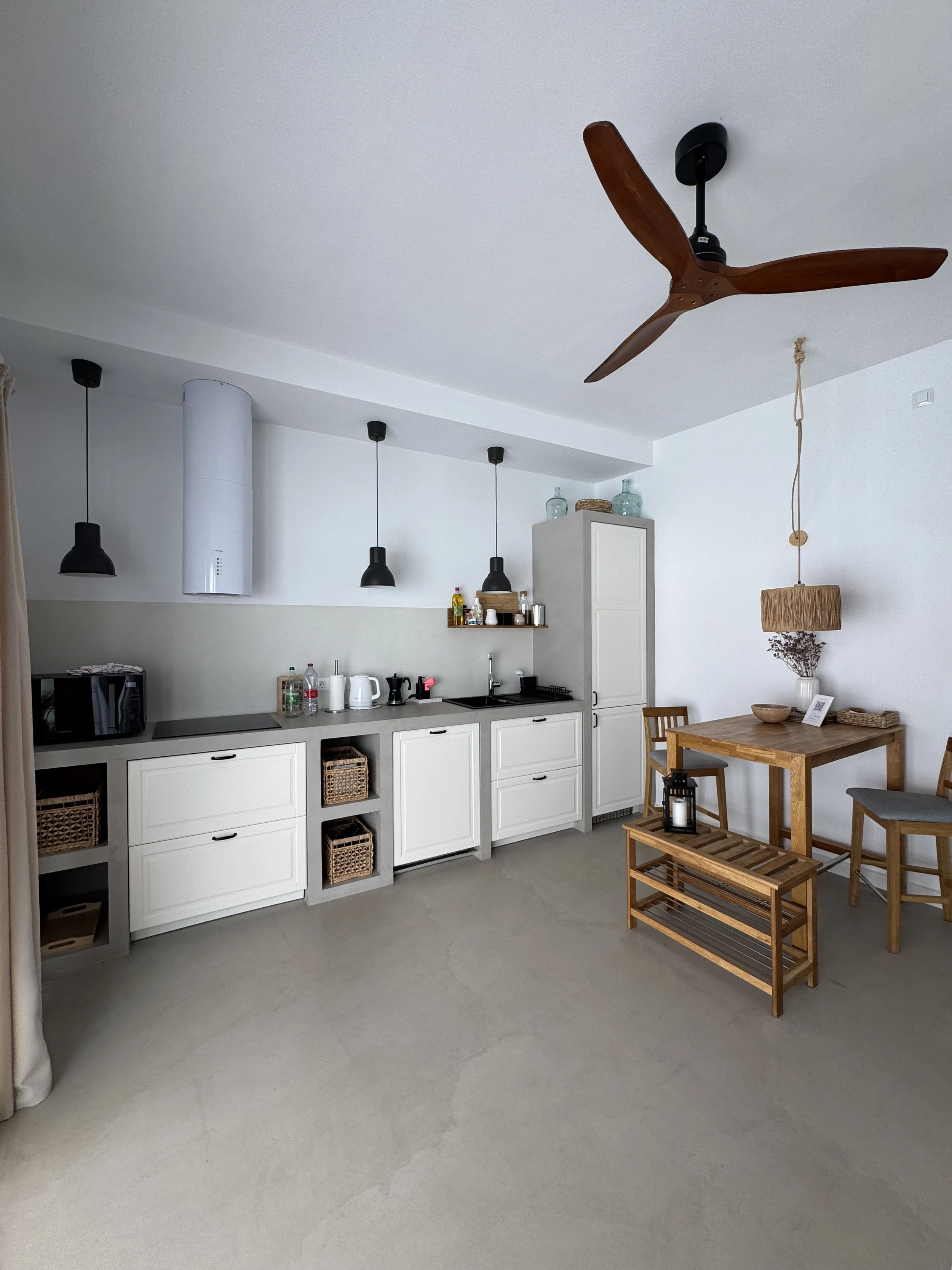 
Moderne Küche mit Geschirrspüler und Kühlschrank
Moderne Küche mit Geschirrspüler und Kühlschrank
