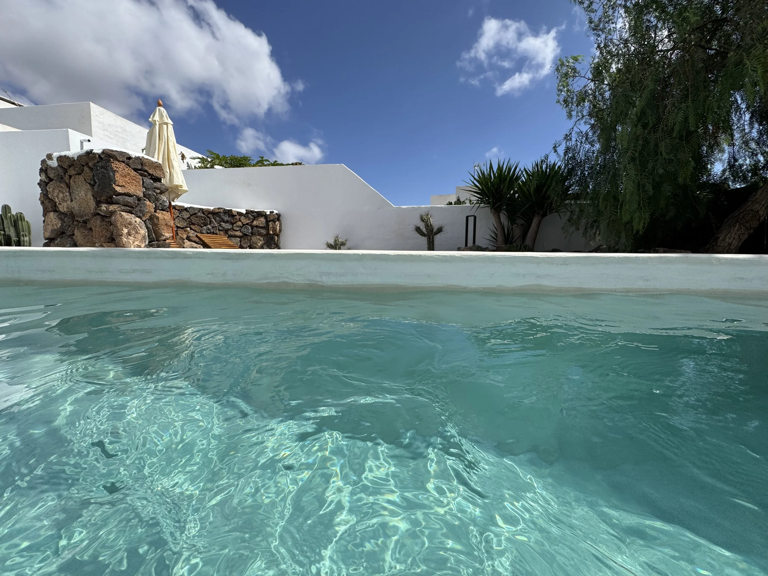 Ruhiger Boutique-Aufenthalt im Norden von Lanzarote. Private Terrassen, beheizter Pool, Jacuzzi und liebevoll gestaltete Räume im Zeichen von Slow Living und Hygge. Der perfekte Ort, um abzuschalten, neue Energie zu tanken, in entspannter Atmosphäre 