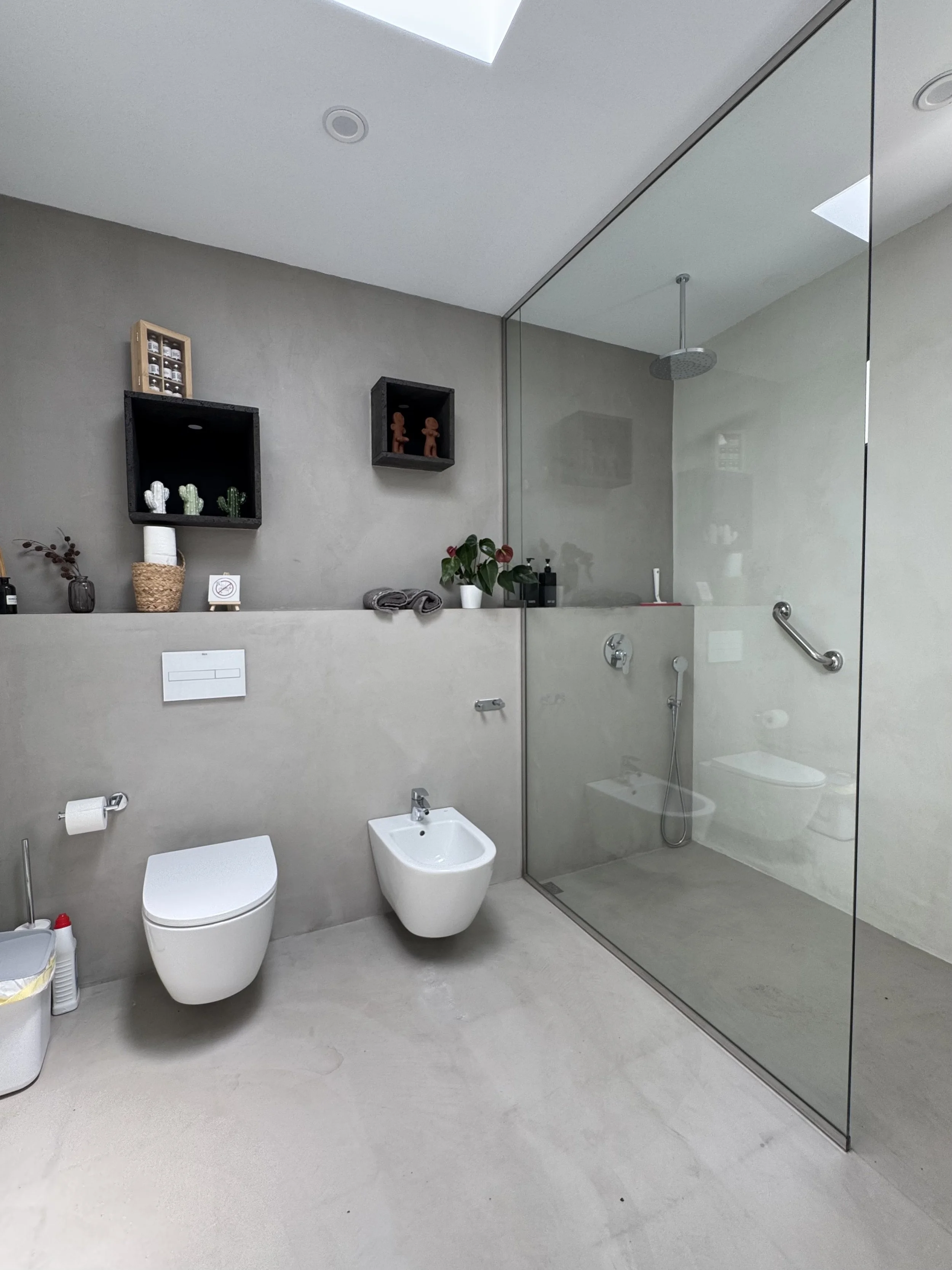 modernes, geräumiges Badezimmer