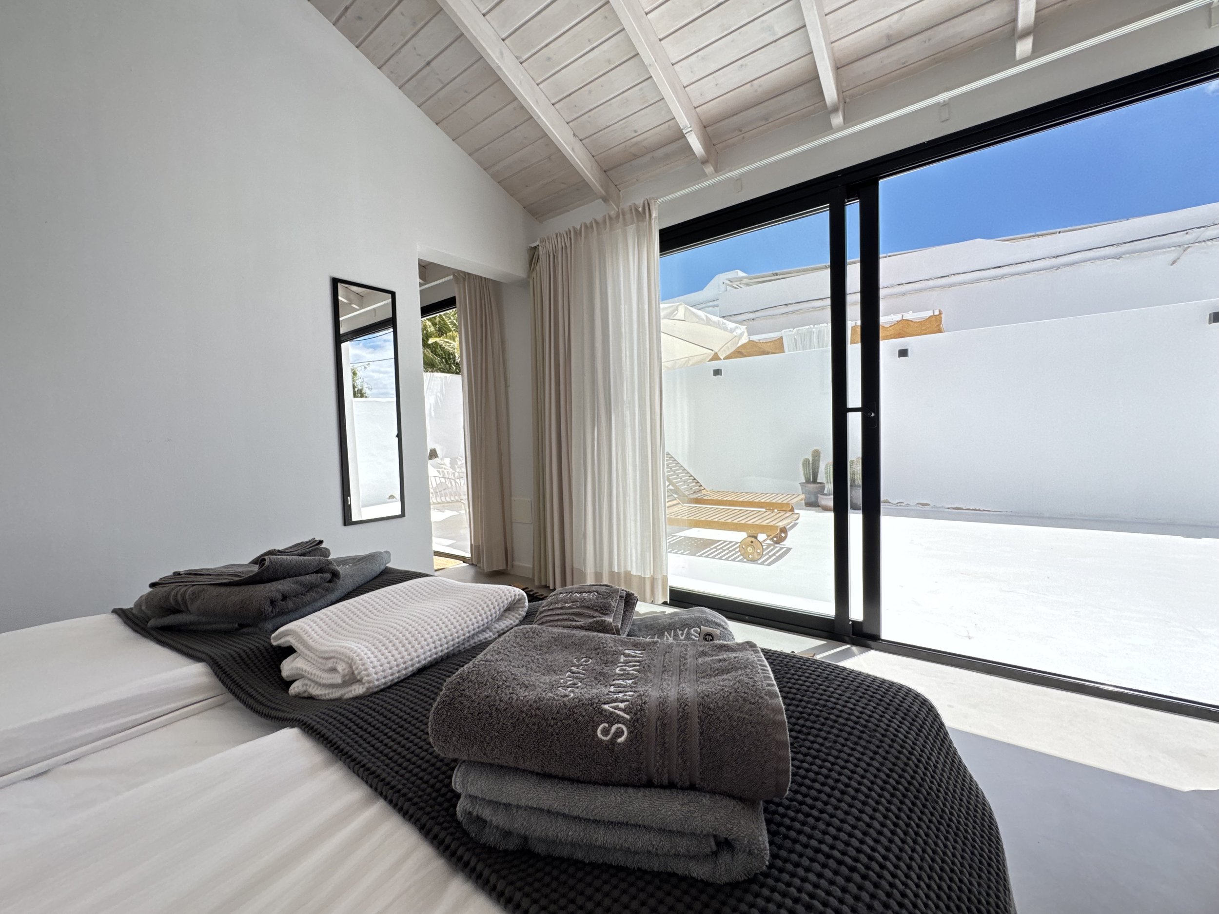 holiday private rent with private pool, private terraces, very high reviews high client satisfaction, cozy intimate, delightful holidays in Lanzarote, satifsying stay in canary islands, beautiful design, attention to details and client service