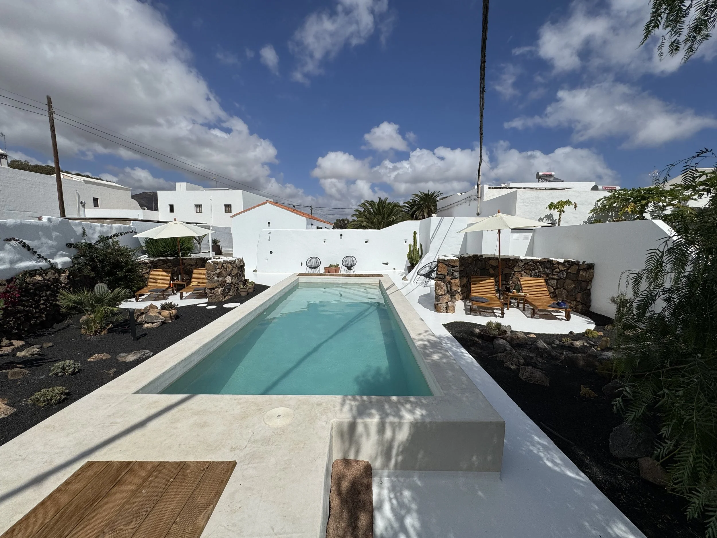 Piscina boutique y terraza solárium en el tranquilo norte de Lanzarote
