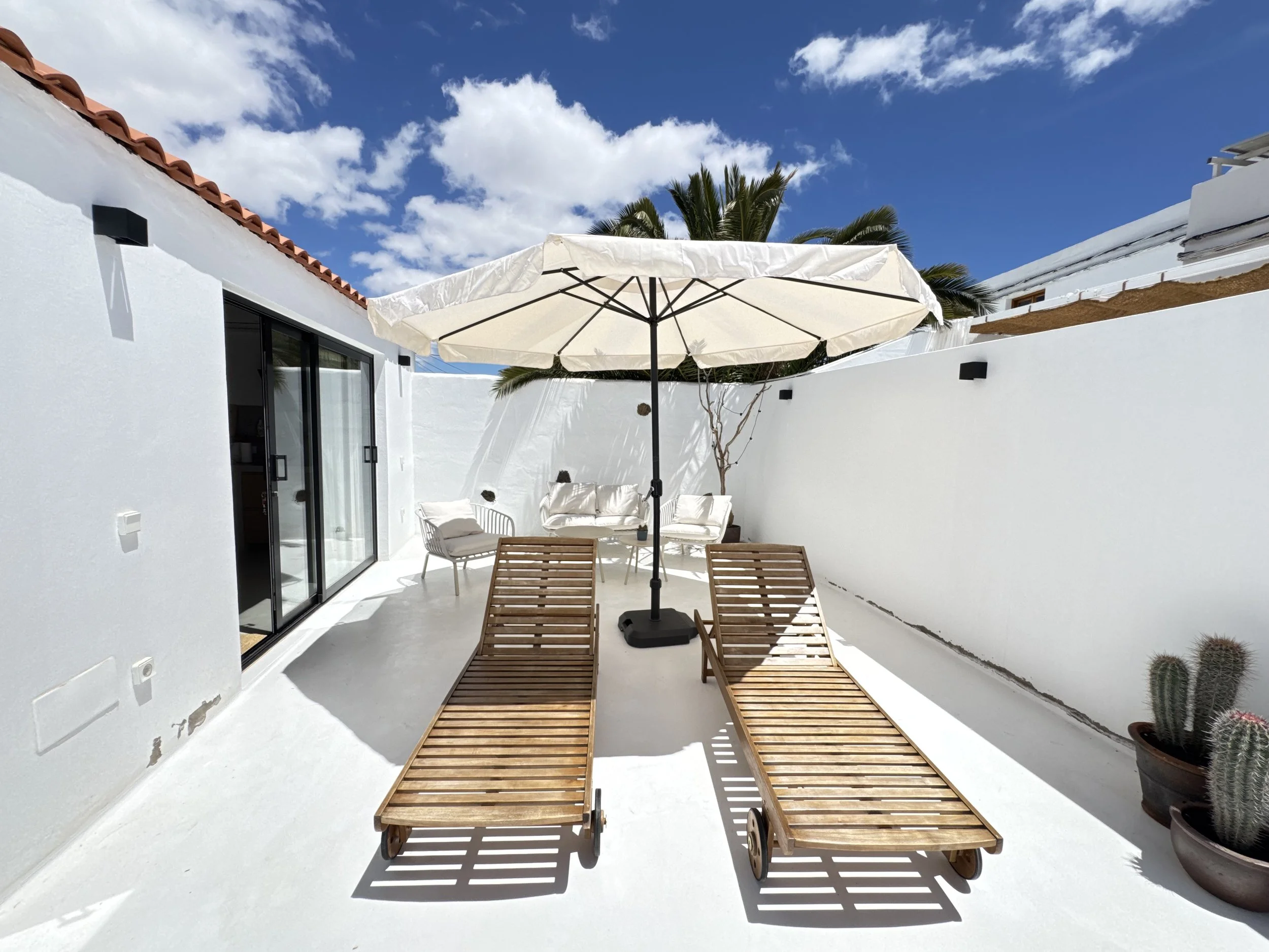 holiday private rent with private pool, private terraces, very high reviews high client satisfaction, cozy intimate, delightful holidays in Lanzarote, satifsying stay in canary islands, beautiful design, attention to details and client service