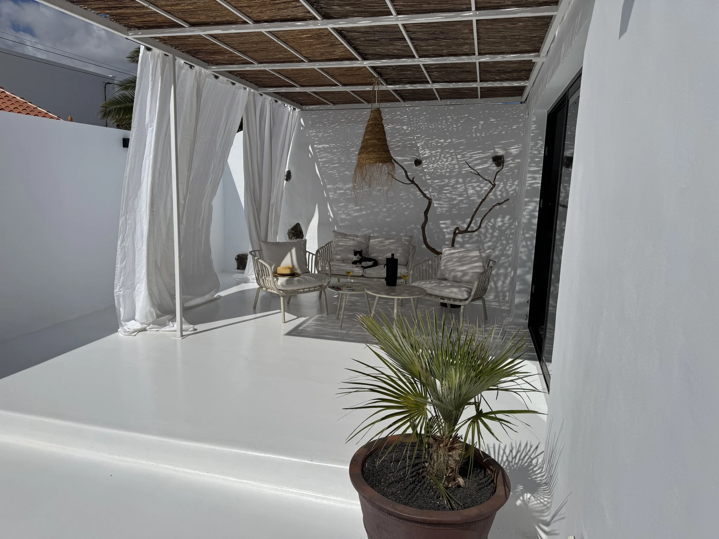 Terraza cubierta con pérgola tejida y texturas naturales en Casitas Santa Rita Lanzarote
